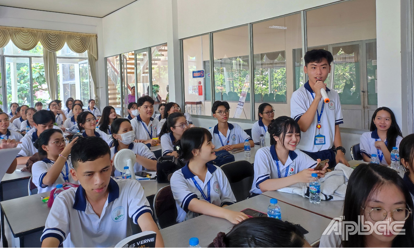 Các em tích cực đặt câu hỏi trong chương trình.