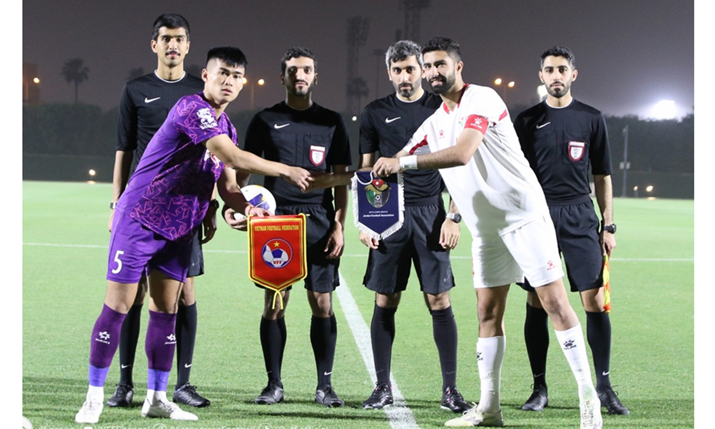 Đại diện U23 Việt Nam và U23 Jordan làm thủ tục trước trận đấu. Ảnh: VFF