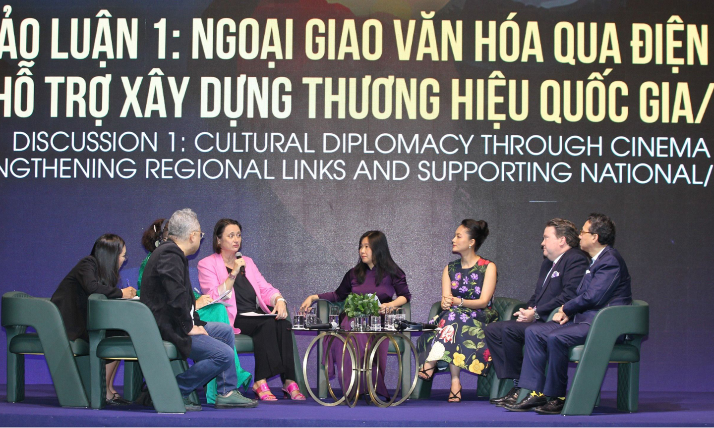 Các chuyên gia trong và ngoài nước cùng thảo luận giải pháp hỗ trợ điện ảnh Việt. Ảnh: DŨNG PHƯƠNG