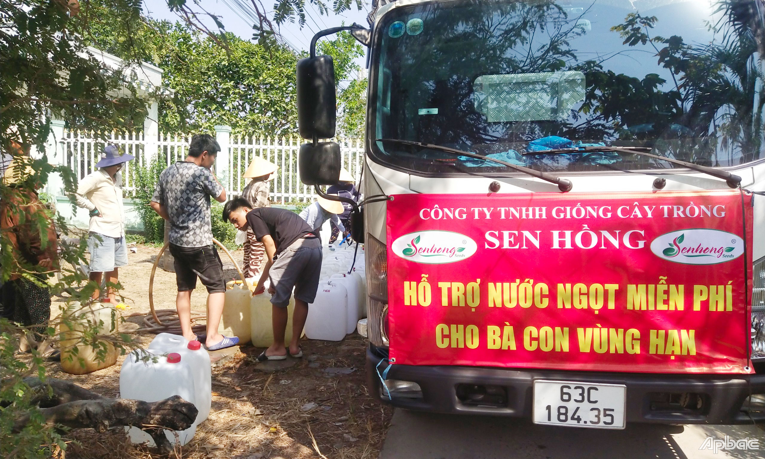 Trưa 11-4, Công ty TNHH Giống cây trồng Sen Hồng (TP. Mỹ Tho) vận chuyển nhiều xe nước ngọt hỗ trợ người dân ở các xã Tân Phước, Tân Tây của huyện Gò Công Đông.