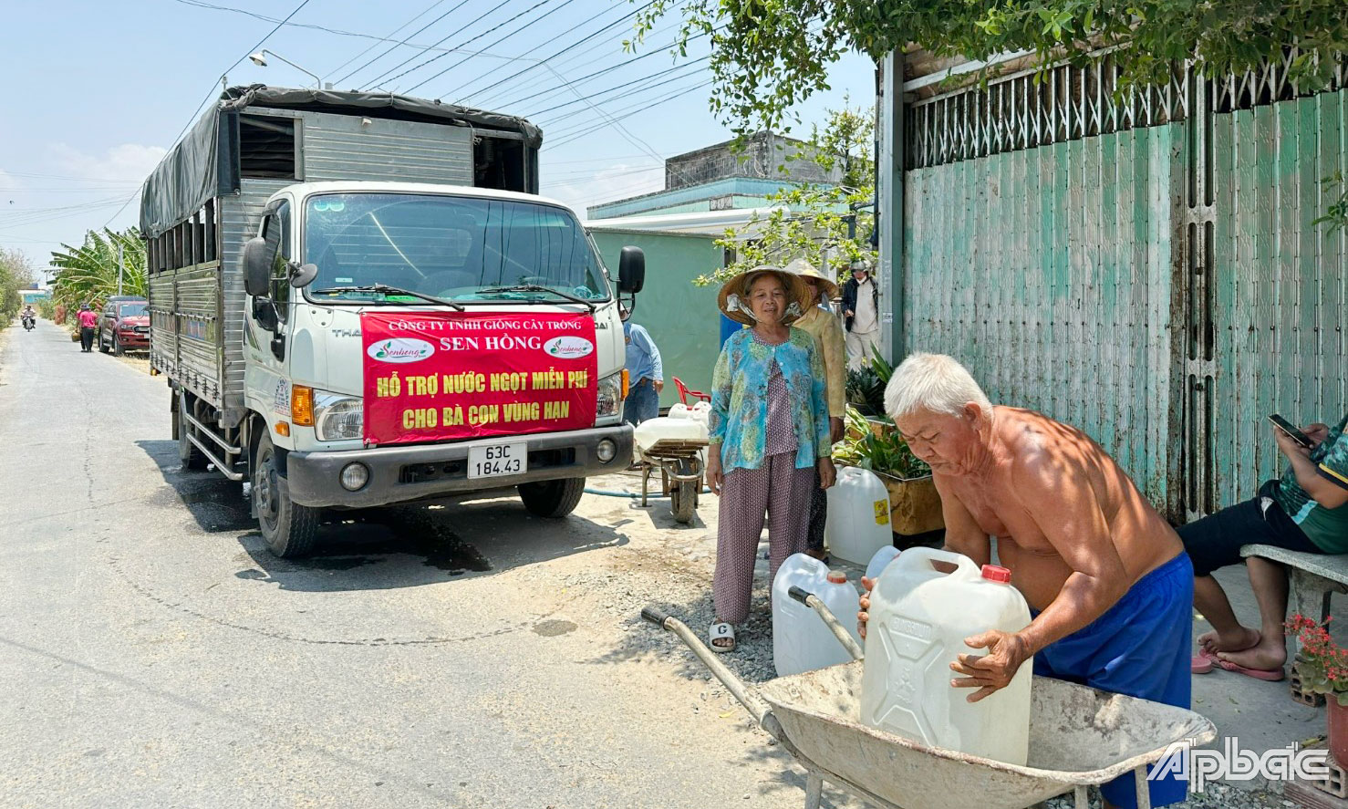 Người dân xã Tân Tây đội nắng để chở nước ngọt miễn phí do các nhà hảo tâm tài trợ về nhà sử dụng.