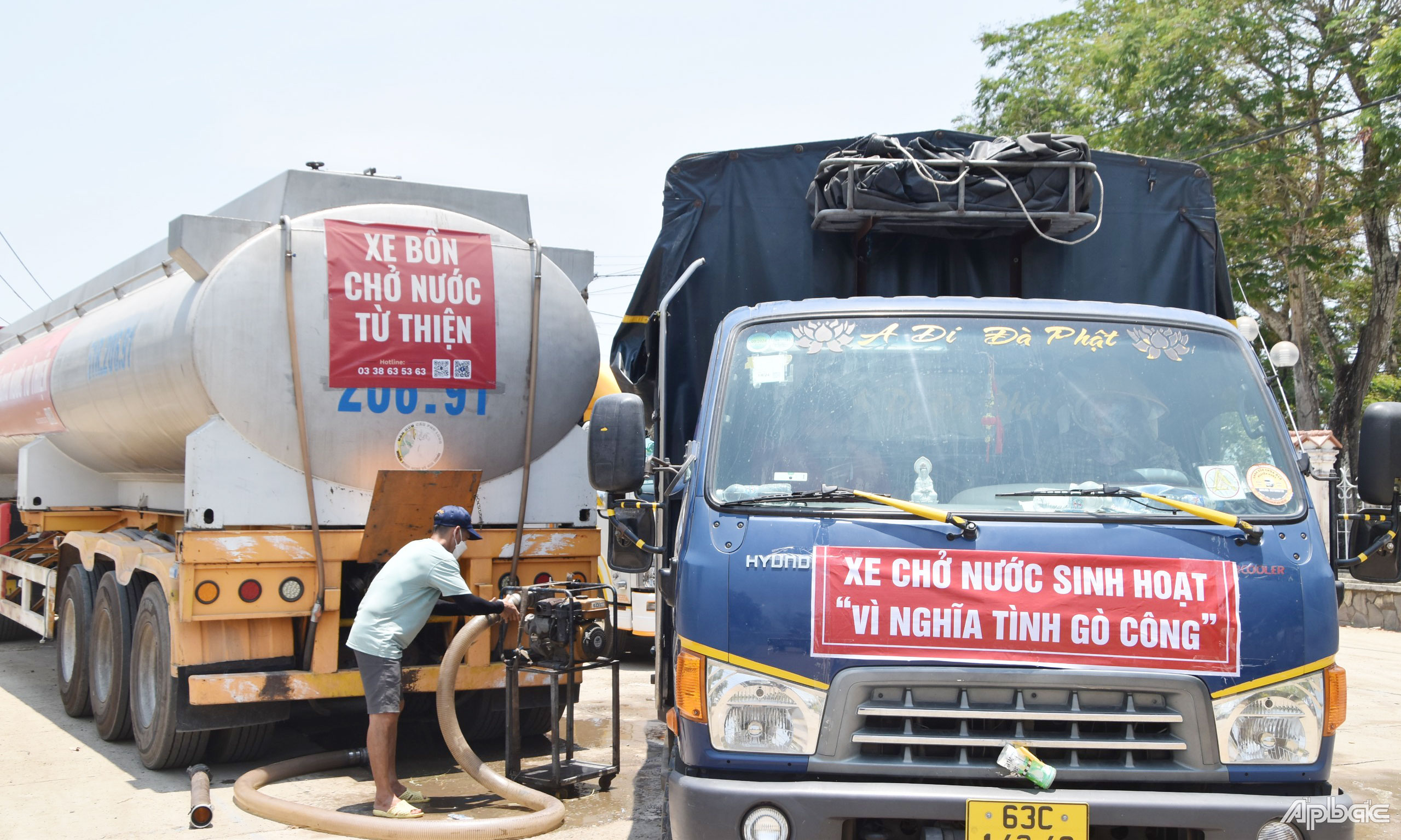 Những ngày này, không khó để bắt gặp các xe chở nước từ thiện hướng về vùng cuối nguồn Ngọt hóa Gò Công để hỗ trợ người dân.