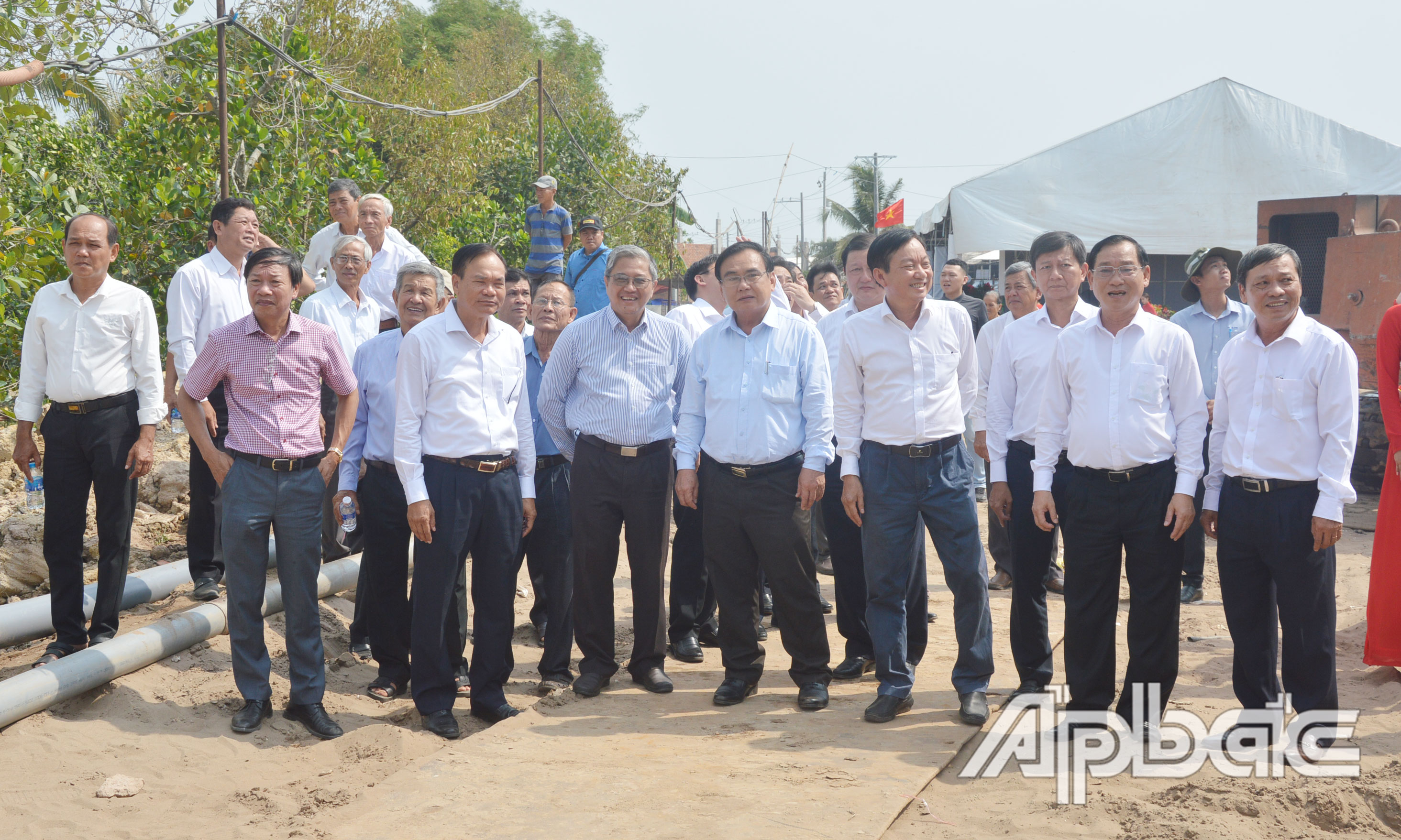 Lãnh đạo tỉnh tham quan công trường.