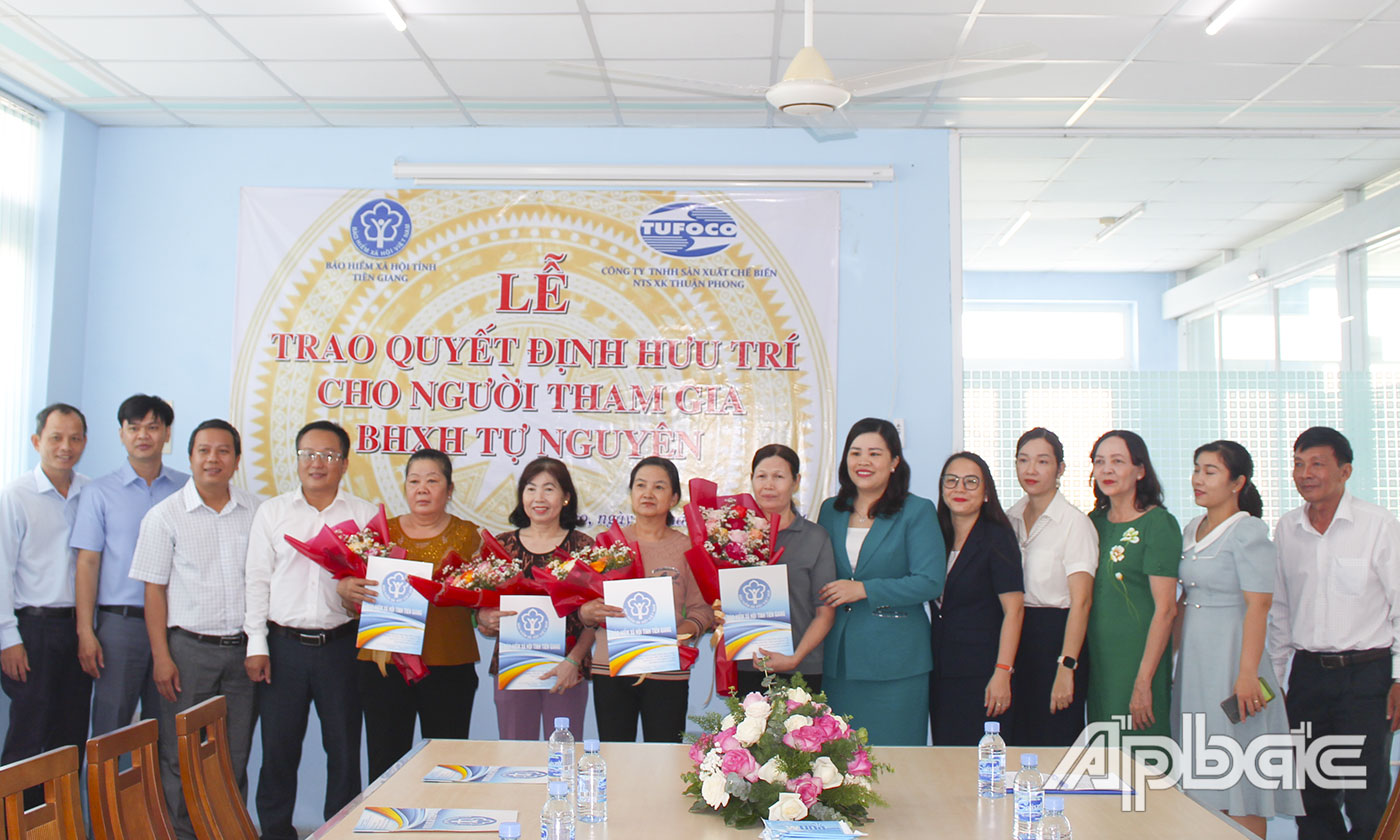Đại biểu dự buổi lễ chụp hình lưu niệm. 