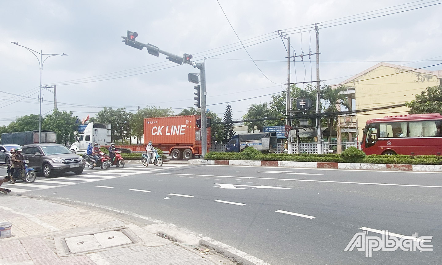 Các phương tiện qua điểm giao quốc lộ 60 và đường Ấp Bắc cần cảnh giác tai nạn xảy ra.