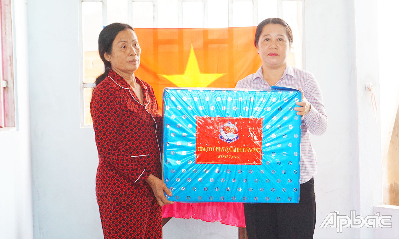 Lãnh đạo Sở Lao động - Thương binh và Xã hội trao quà cho gia đình. 