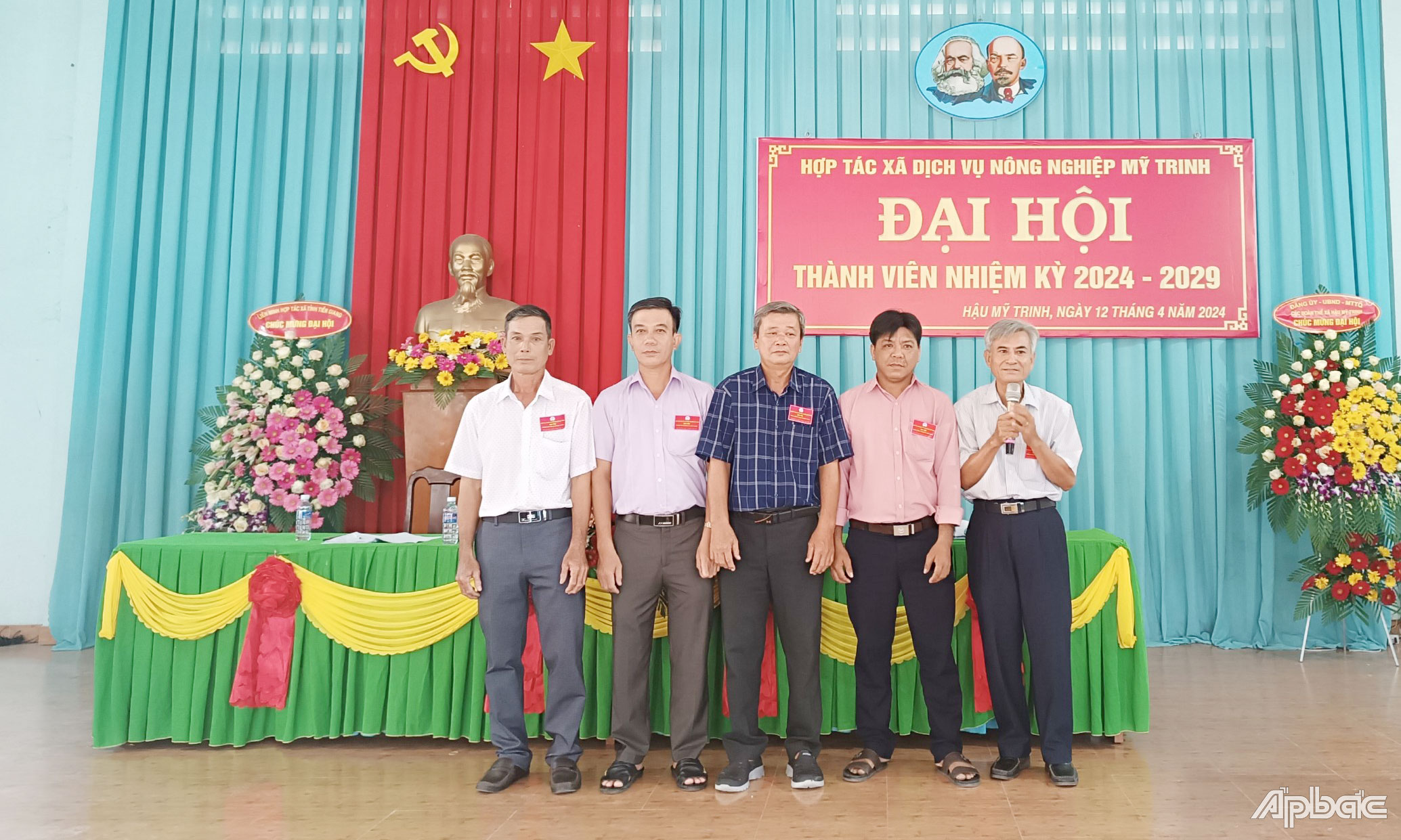 Ban lãnh đạo HTX ra mắt đại hội.