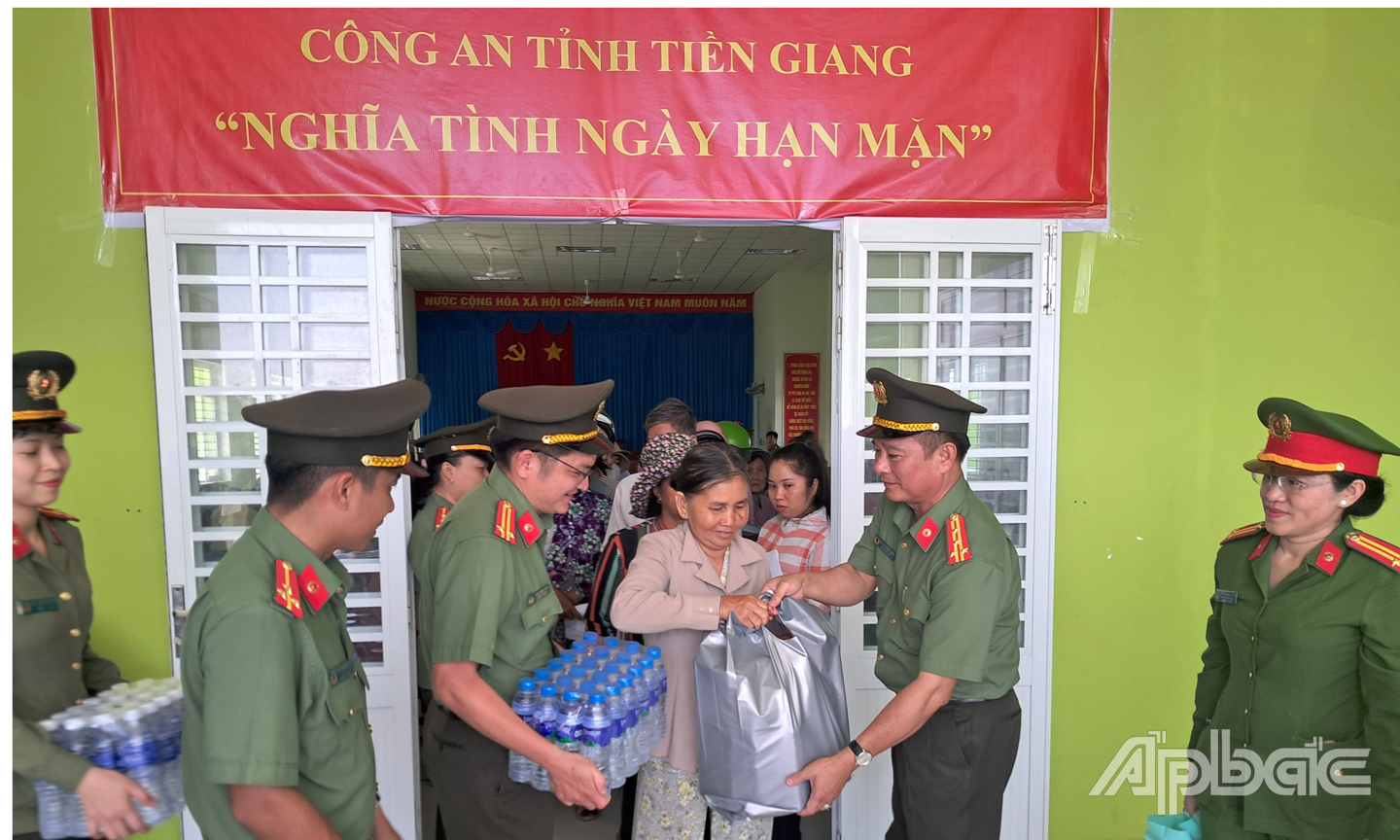 Đại tá Nguyễn Hồng Khắc, Phó Giám đốc Công an tỉnh Tiền Giang trao quà tặng người dân khó khăn tại xã Phú Tân, huyện Tân Phú Đông. Ảnh Ngọc Diễm- Lê Hoài.