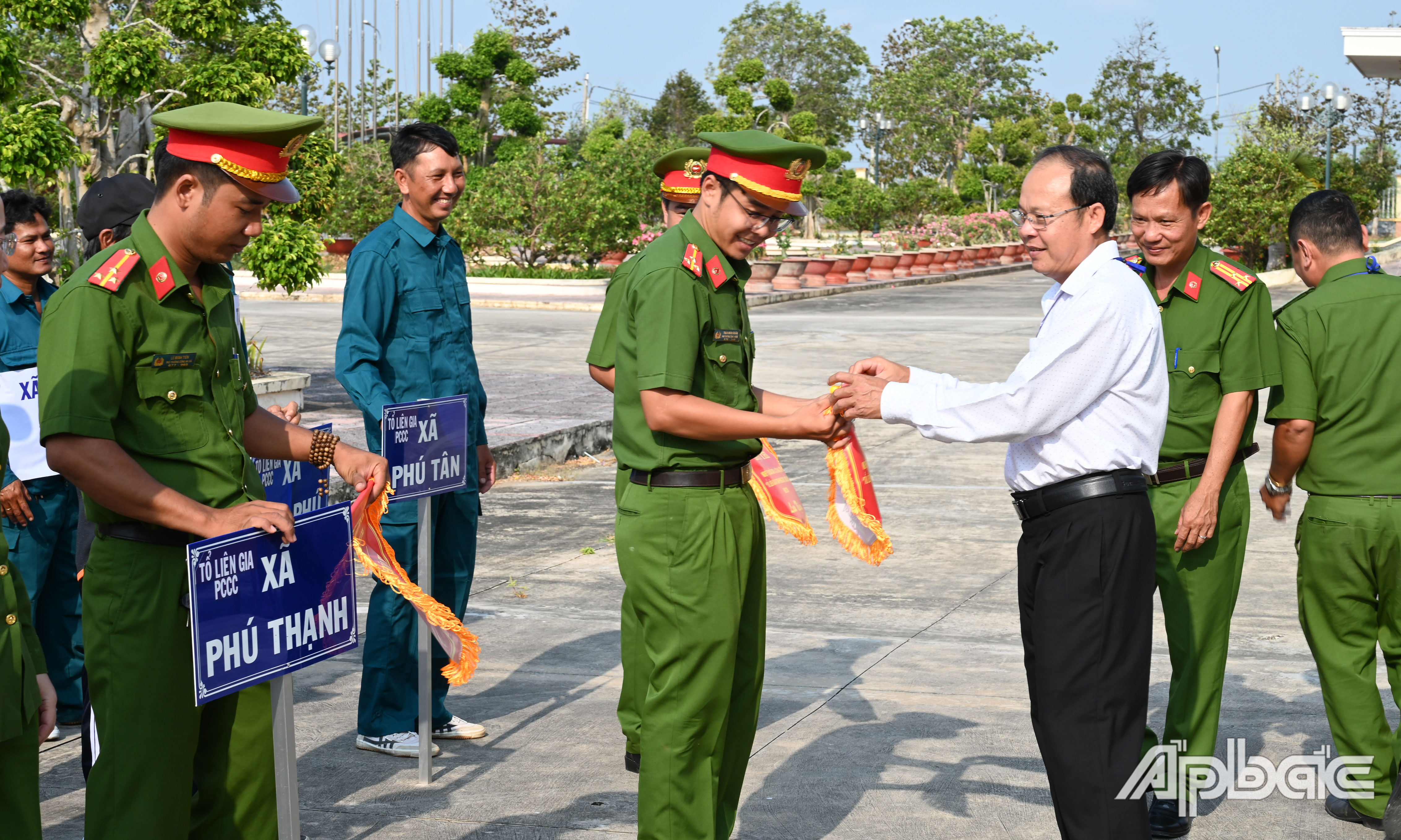 Trao Cờ lưu niệm cho các đội tham gia.