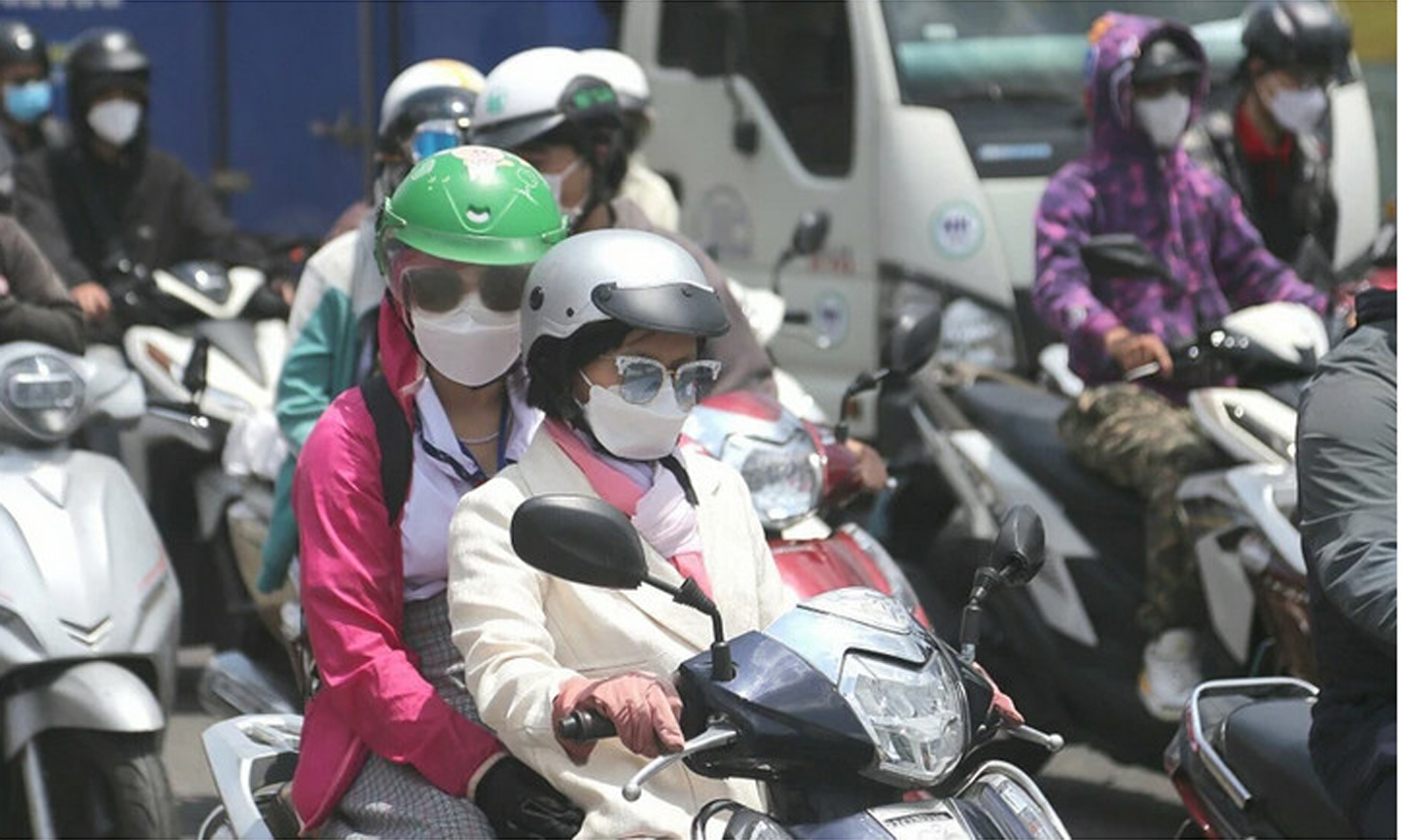 Người dân lưu thông giữa thời tiết nắng nóng trên đường Phạm Văn Bạch, quận Tân Bình (Thành phố Hồ Chí Minh). Ảnh: Đình Văn