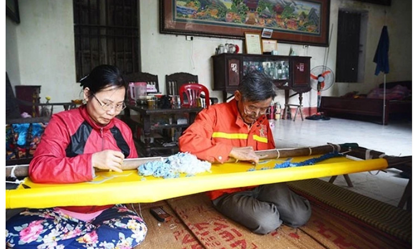 Các nghệ nhân làng thêu Văn Lâm.