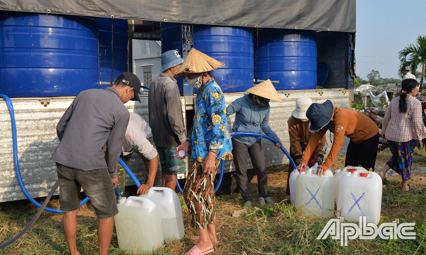 Bà con đến lấynước.