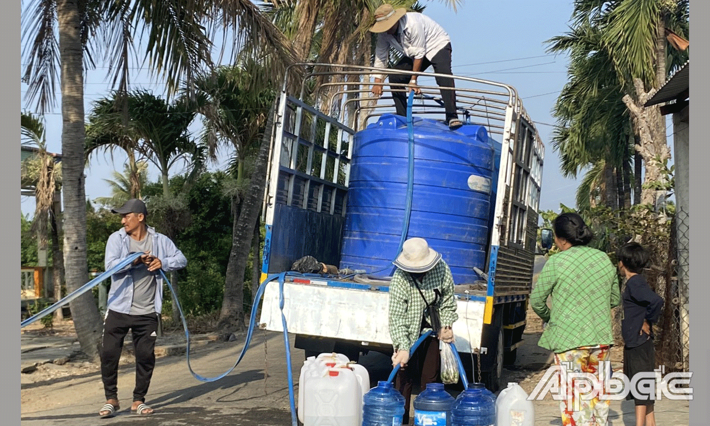 Bà con đến lấynước