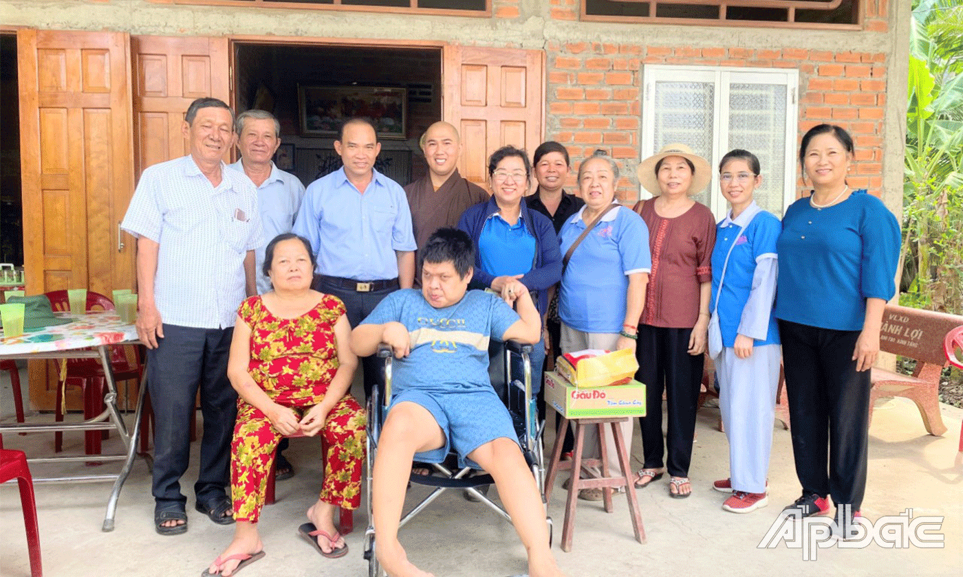 Trao xe lăn cho người khuyết tật.