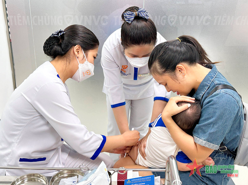 Tiêm vaccine phòng bệnh cho trẻ tại Hệ thống tiêm chủng VNVC. Ảnh: PHONG LAN