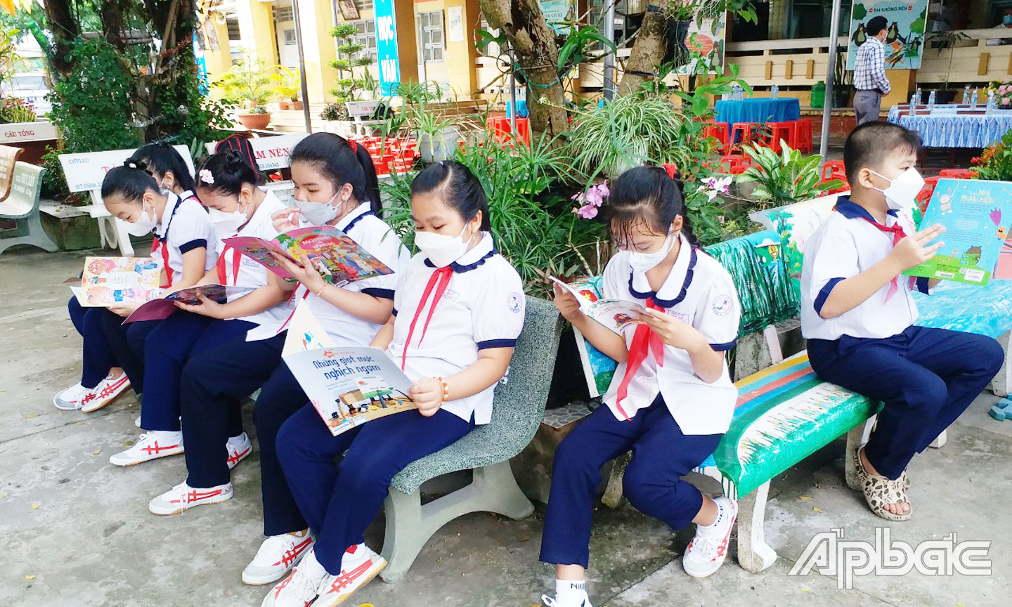 Học sinh Trường Tiểu học Bình Phú (huyện Cai Lậy) đọc sách tại Góc Thư viện xanh của trường. Ảnh P.M