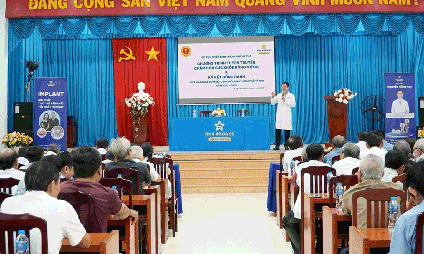 Thạc sĩ. Bác sĩ Nguyễn Hồng Huy – Giám đốc chuyên môn Nha khoa 5S chia sẽ kiến thức chăm sóc răng miệng tại hội nghị Cựu Chiến Binh TP. Mỹ Tho.