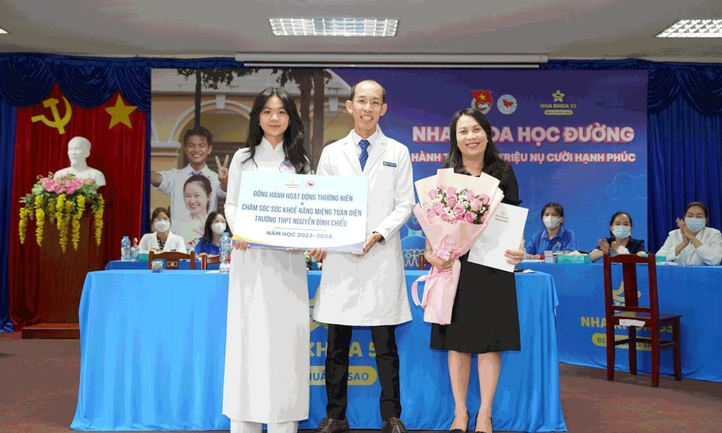 Trao tặng văn bản Cam kết đồng hành, chăm sóc răng miệng toàn diện tại điểm trường THPT Nguyễn Đình Chiểu.