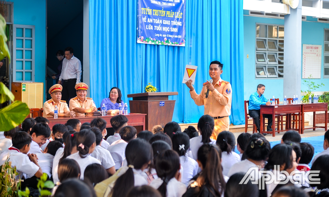 Cán bộ Phòng Cảnh sát giao thông phổ biến những nội dung cơ bản của pháp luật về trật tự, an toàn giao thông