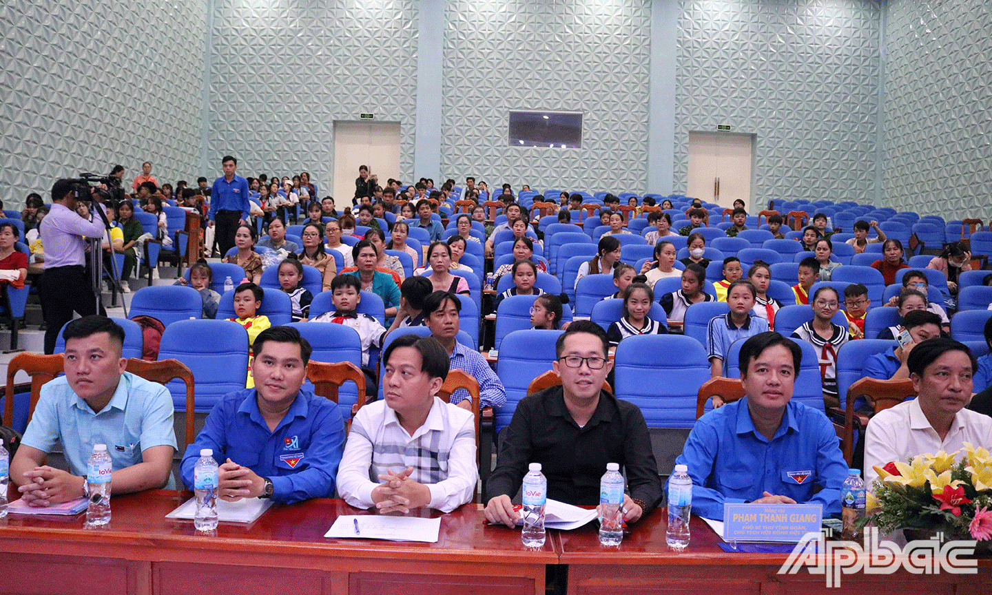 Đại biểu và các em học sinh tham dự Hội thi kể chuyện về sách bằng tiếng Anh