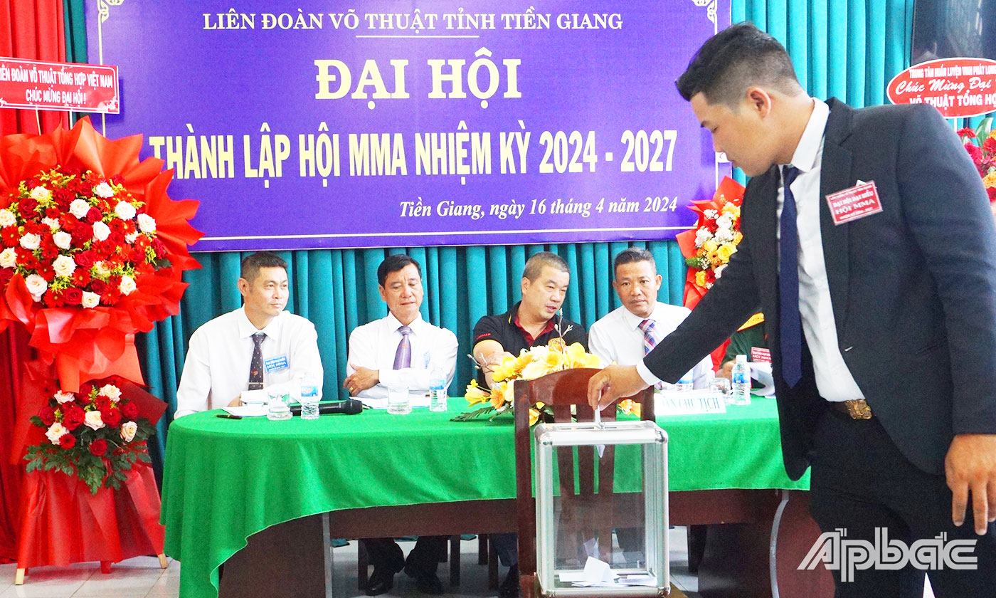 Đại biểu bỏ phiếu bầu tại Đại hội