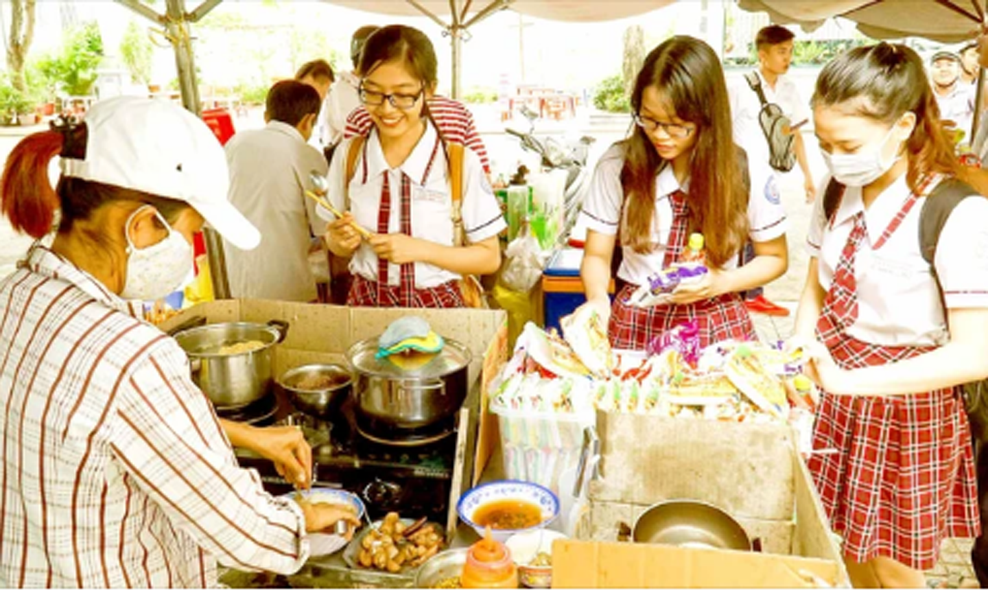 Học sinh chuộng thức ăn nhanh được bày bán trước cổng Trường THPT Tân Phong, quận 7, TPHCM. Ảnh: HOÀNG HÙNG. Ảnh minh họa