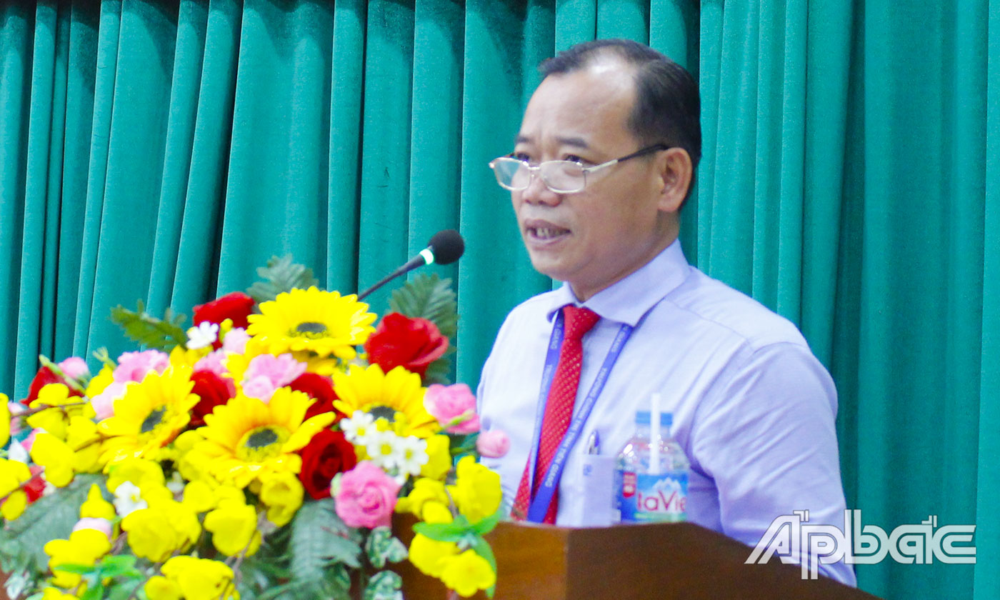 Phó Hiệu trưởng Trường Chính trị tỉnh Tiền Giang Nguyễn Văn Sơn phát biểu tại buổi lễ.