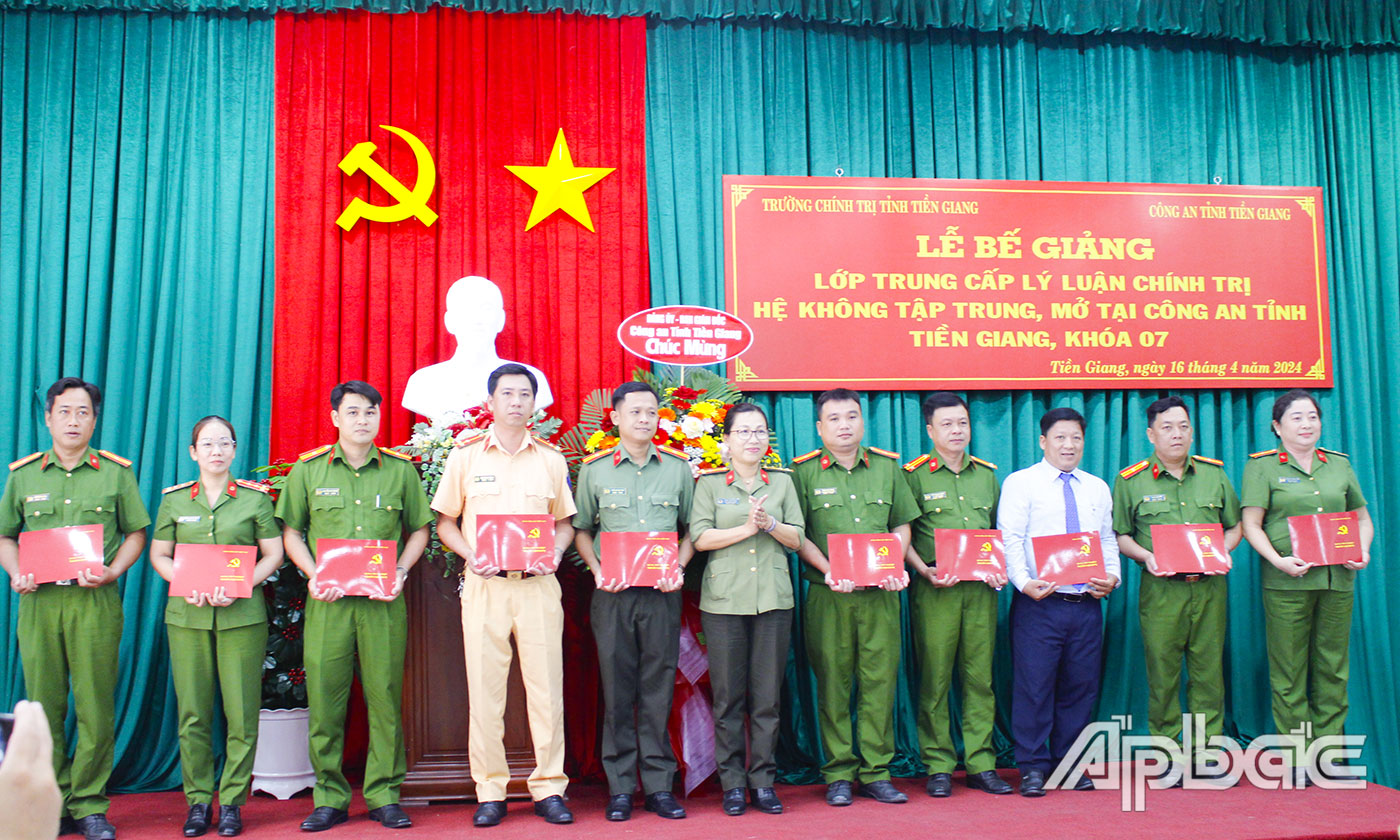 Thượng tá Phan Thị Hà An, Phó Trưởng phòng tổ chức cán bộ, Công an tỉnh Tiền Giang trao Bằng tốt nghiệp cho các học viên.