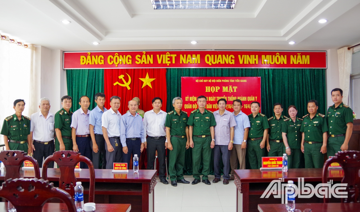 Đại biểu chụp ảnh lưu niệm tại buổi họp mặt.	