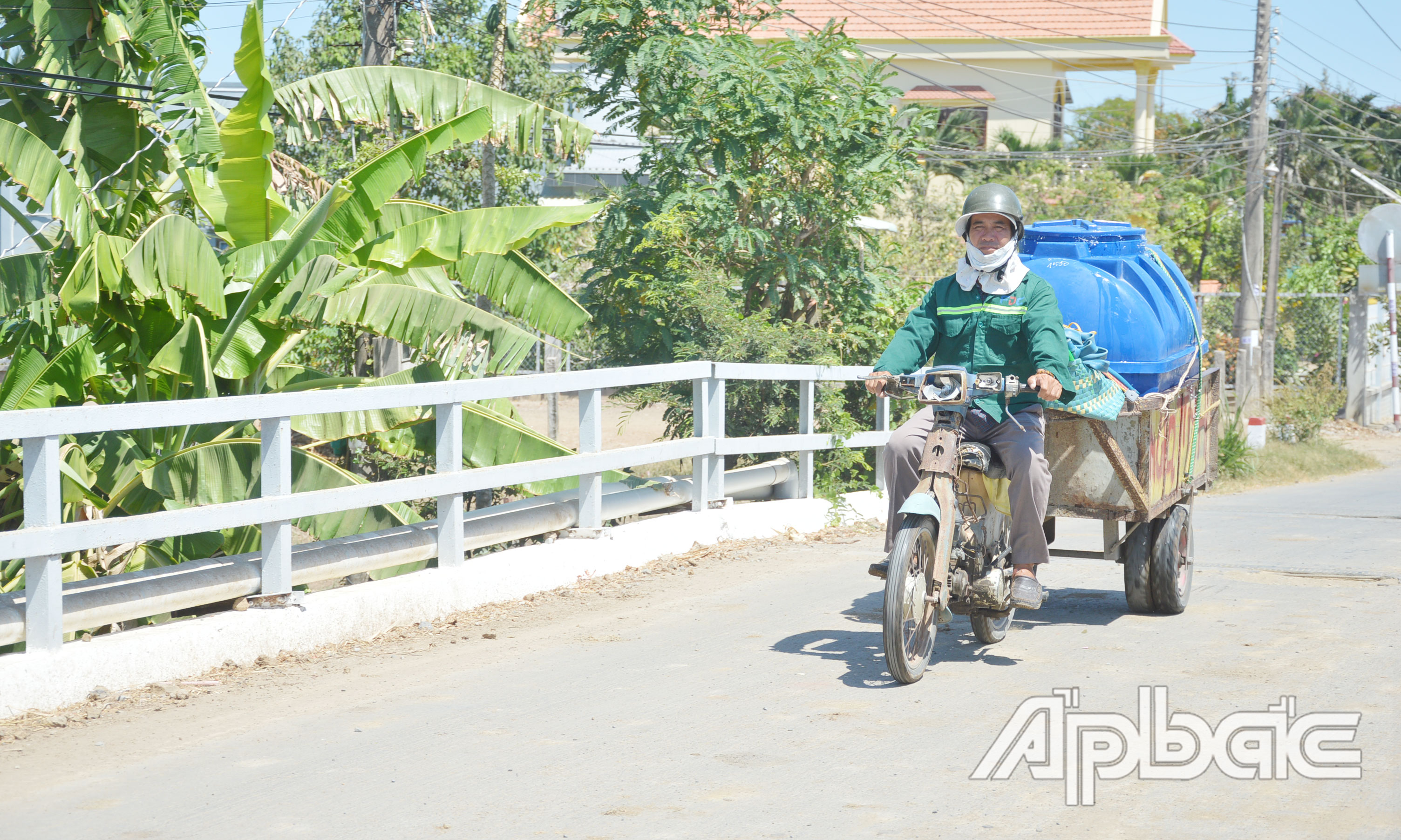 Bất chấp cái nắng như thiêu đốt, đều đặn mỗi ngày, xe nước nghĩa tình của anh Đạt lại lăn bánh để mang nước sinh hoạt đến nhà người già neo đơn thiếu nước sinh hoạt.