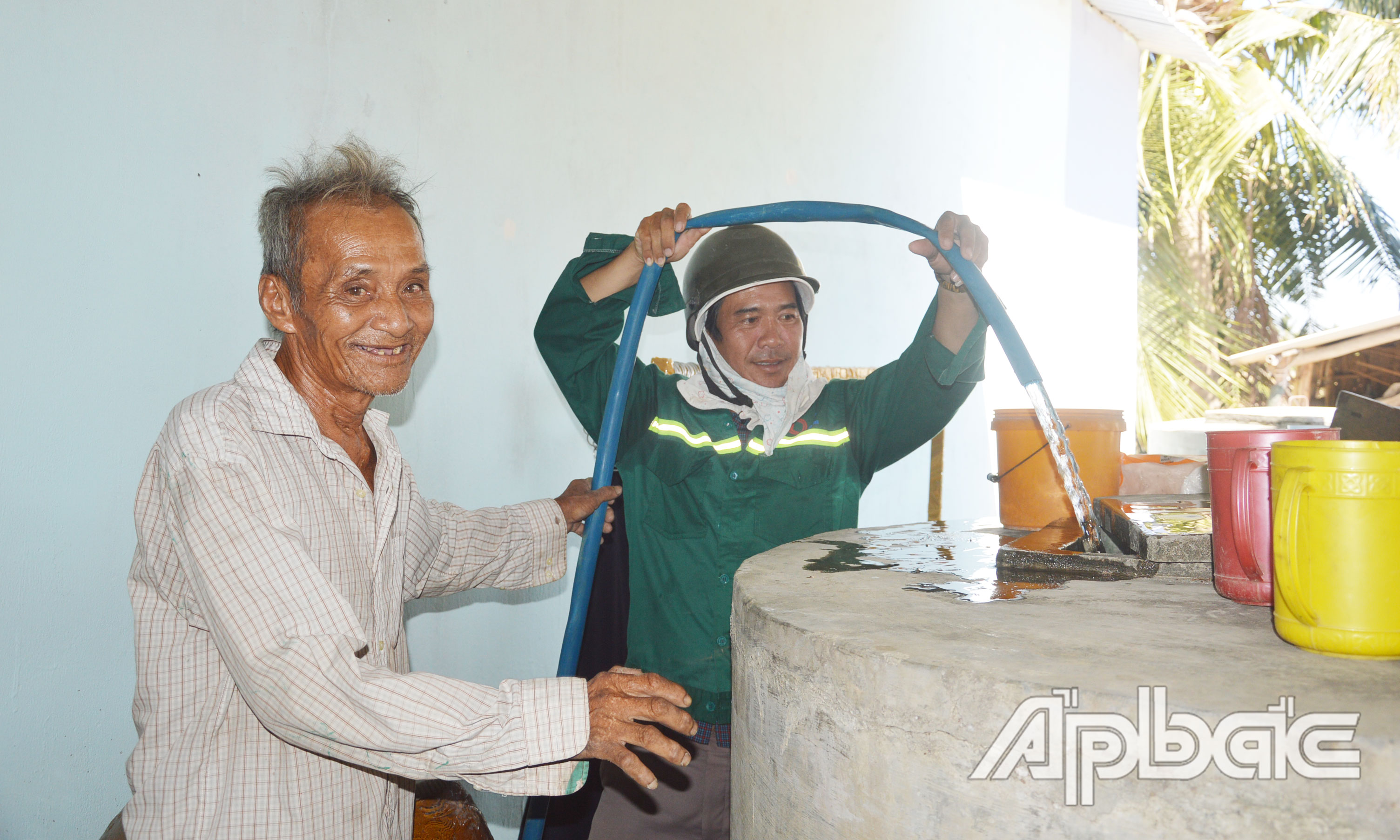 Nụ cười rạng rỡ của ông Đoàn Văn Tổng (80 tuổi, ấp 4, xã Tân Phước) khi được anh Đạt chở nước sinh hoạt miễn phí đến tận nhà và bơm vào hồ giùm. Ông Tổng xúc động nói: “Do sống xa đường lớn nên nước máy không kéo đến nhà. Hạn, mặn dai quá nên nguồn nước dự trữ trong hồ cũng dần cạn kiệt. Nhà có 2 vợ chồng già cùng đứa cháu nên không có điều kiện để đi chở nước từ thiện. May nhờ có anh Đạt chở nước giùm tới tận nhà, đến nay là 3 chuyến rồi”.