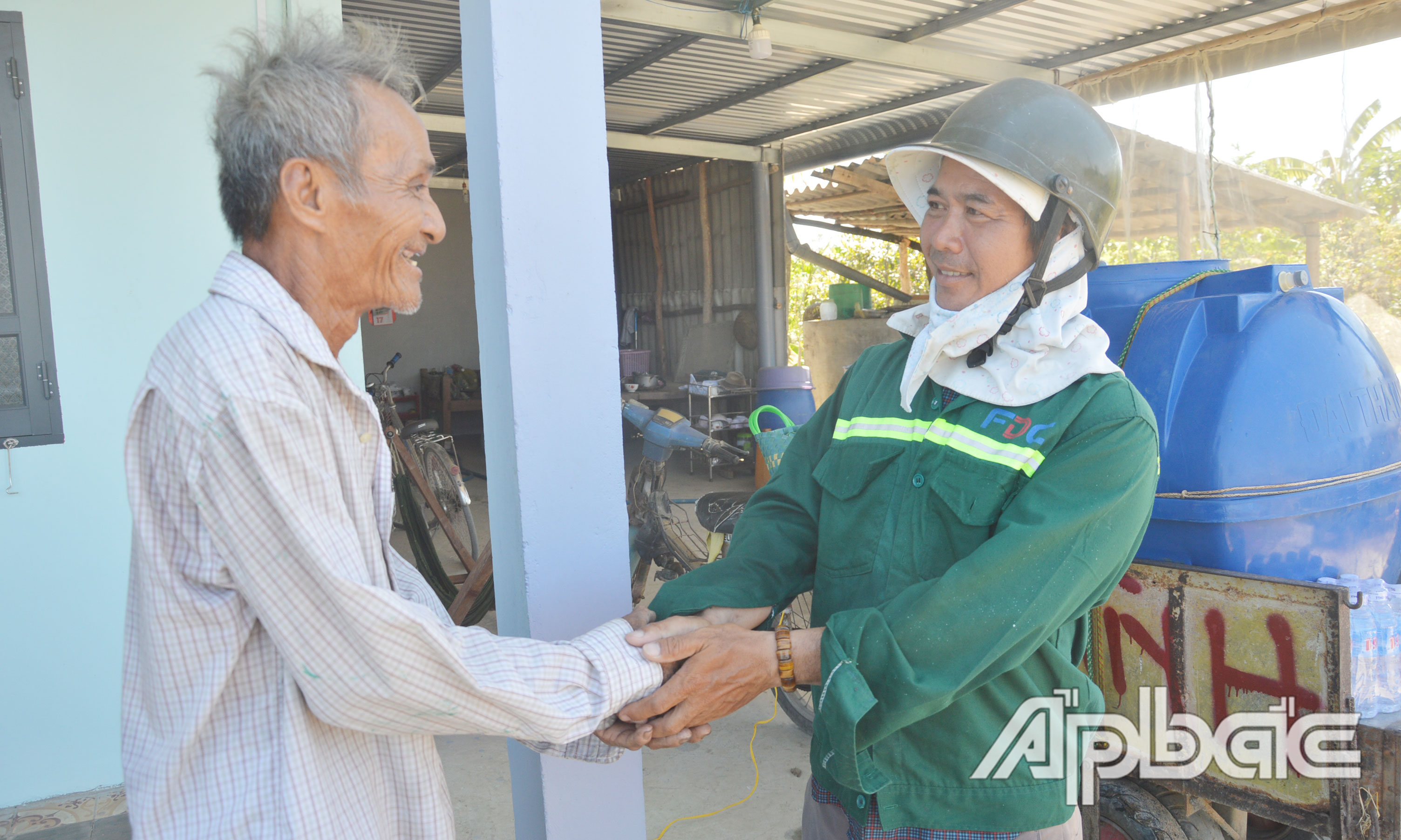Ông Tổng xúc động cảm ơn việc làm nghĩa tình của anh Đạt.