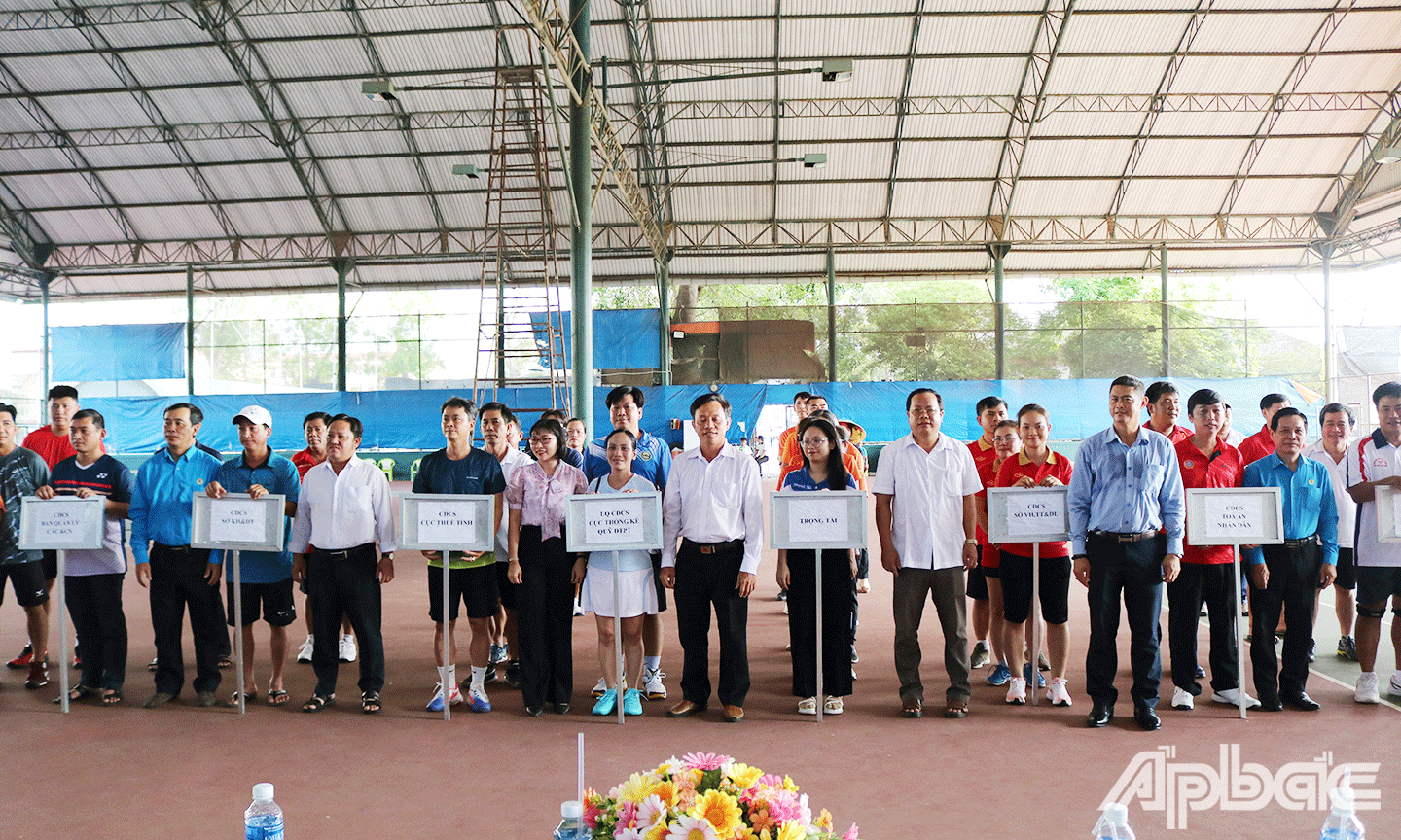 Các đội tham gia Giải Quần vợt Công đoàn Viên chức tỉnh Tiền Giang lần thứ II năm 2024