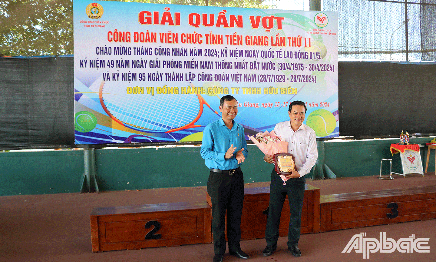 Đồng chí Hoàng Khắc Tinh Phó Chủ tịch Thường trực LĐLĐ tỉnh, Chủ tịch Công đoàn Viên chức tỉnh Tiền Giang tặng hoa cảm ơn Nhà tài trợ Giải quần vợt
