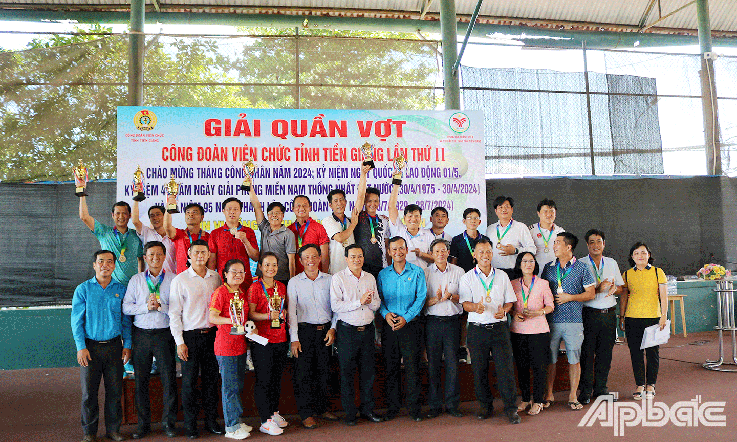 Ban tổ chức trao giải cho các đội đạt giải