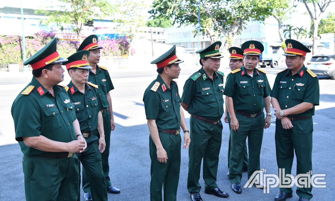 Trung tướng Nguyễn Doãn Anh cùng đoàn công tác kiểm tra công tác sẵn sàng chiến đấu tại Bộ CHQS tỉnh Tiền Giang. 