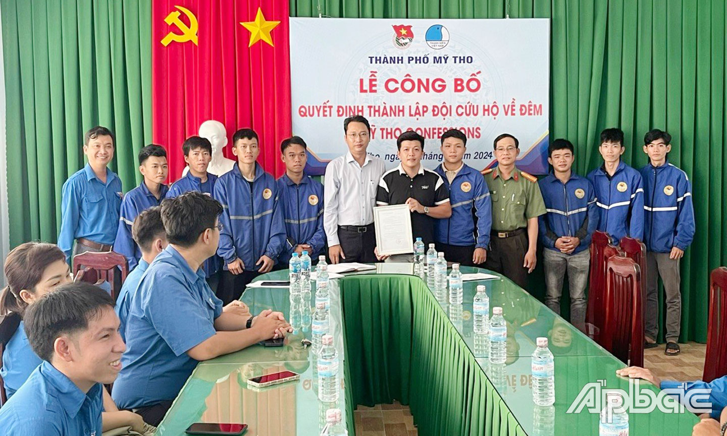 Thành đoàn Mỹ Tho tổ chức công bố Quyết định thành lập Đội Cứu hộ về đêm Mỹ Tho Confessions trực thuộc  Hội Liên hiệp Thanh niên Việt Nam TP. Mỹ Tho. 	                                                                               Ảnh: Thanh Tùng