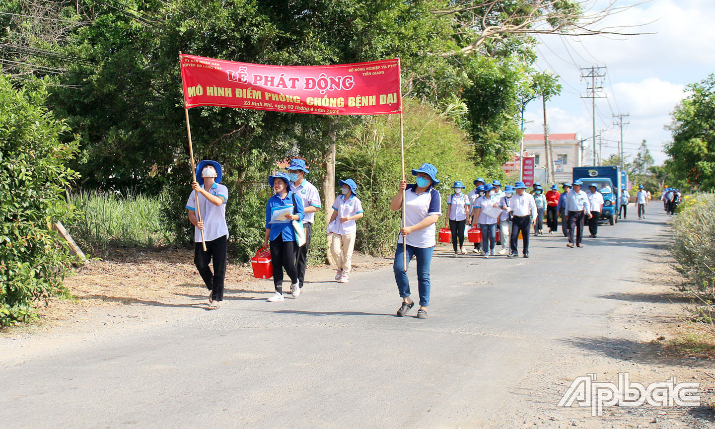 Ra quân triển khai Mô hình điểm phòng, chống bệnh dại tại xã Bình Nhì.