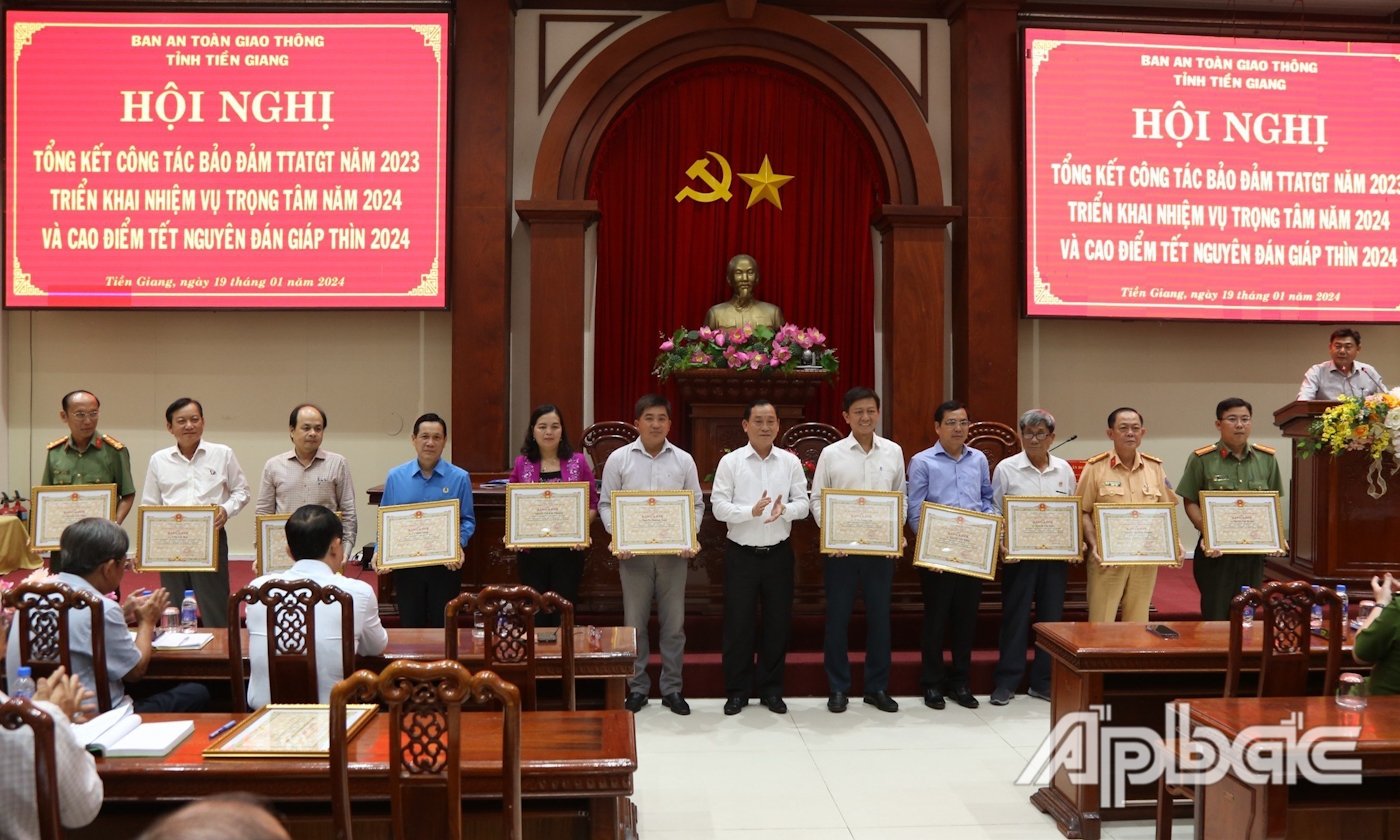  Đồng chí Nguyễn Văn Vĩnh, Phó Bí thư Tỉnh ủy, Chủ tịch UBND tỉnh, Trưởng Ban An toàn giao thông tỉnh tặng Bằng khen cho các cá nhân có thành tích xuất sắc trong thực hiện chuyên đề thi đua “Bảo đảm trật tự, an toàn giao thông” giai đoạn 2019 - 2023.