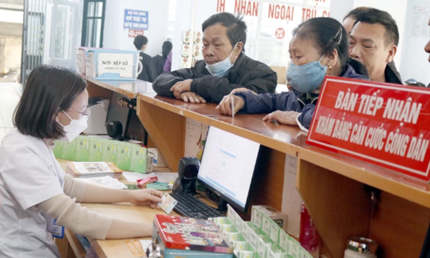 Người dân làm thủ tục khám chữa bệnh bảo hiểm y tế. (Ảnh: PV/Vietnam+)