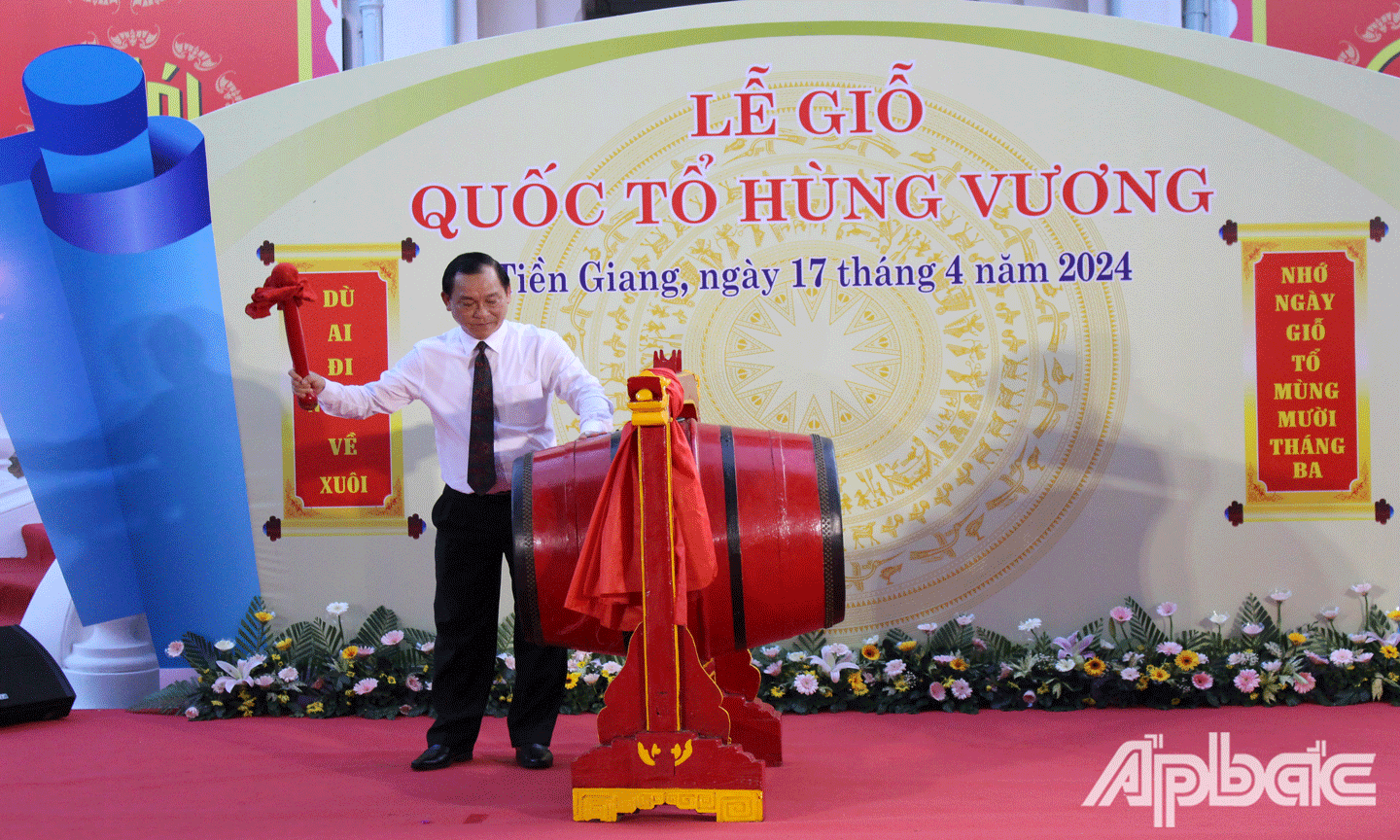 Chủ tịch UBND tỉnh Nguyễn Văn Vĩnh đánh trống khai lễ. 