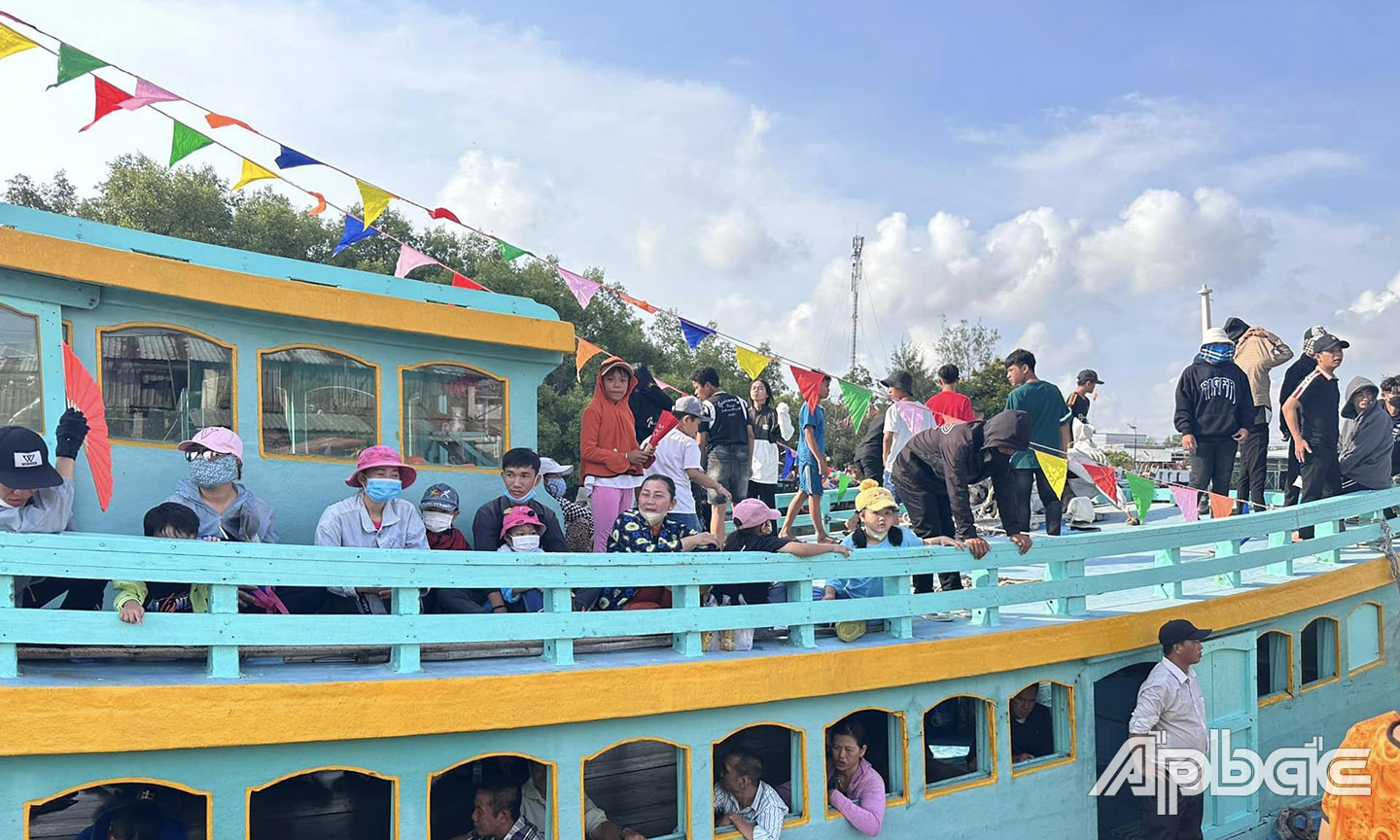 Mọi người ai nấy cũng đều háo hức ra khơi