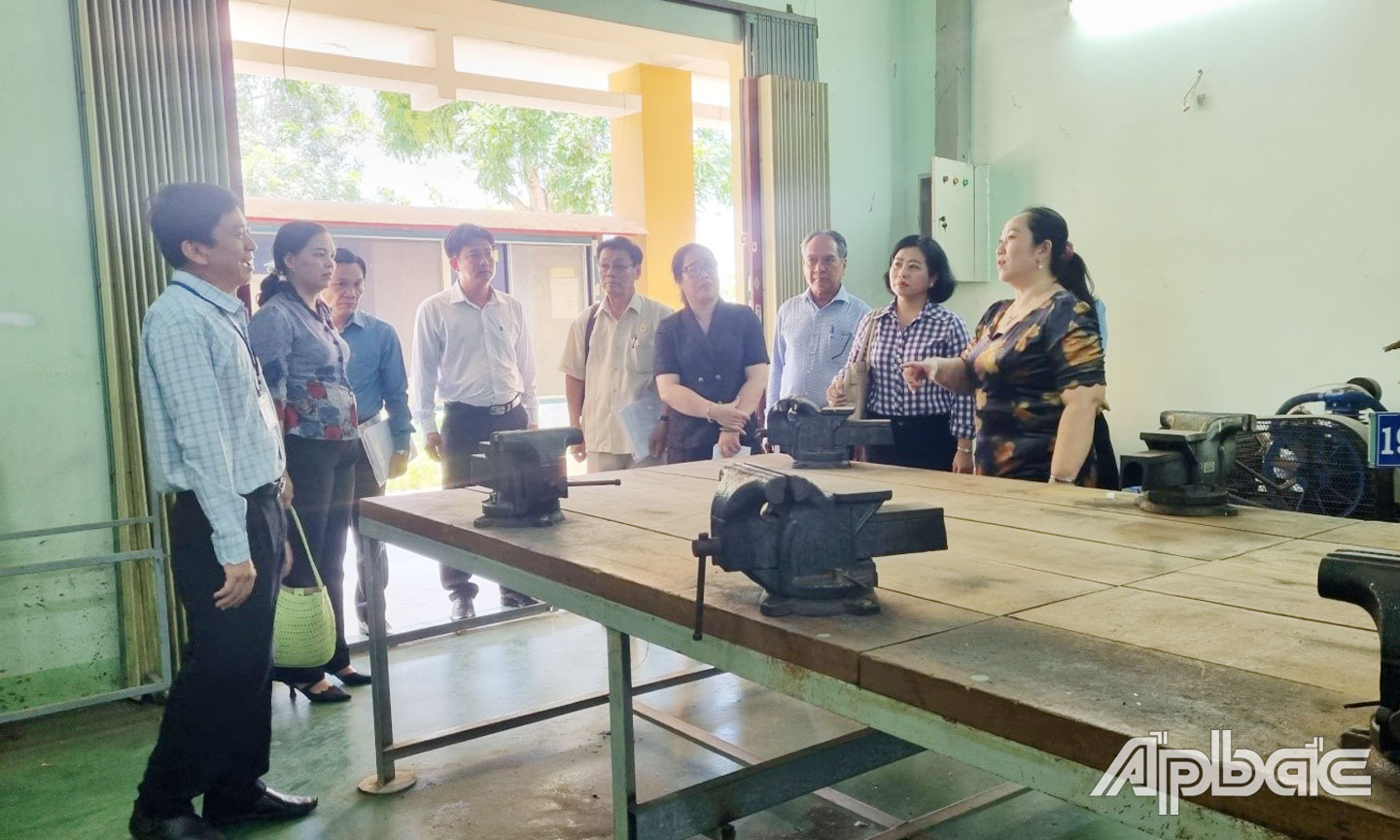 Đoàn Giám sát khảo sát tại Trường Trung cấp Kỹ thuật - Nghiệp vụ Cái Bè