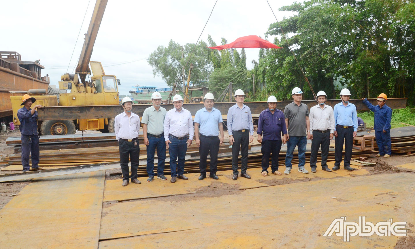 Nghi thức Lễ khởi công công trình đóng phà 100 tấn.                                                                                          Ảnh: MINH THÀNH