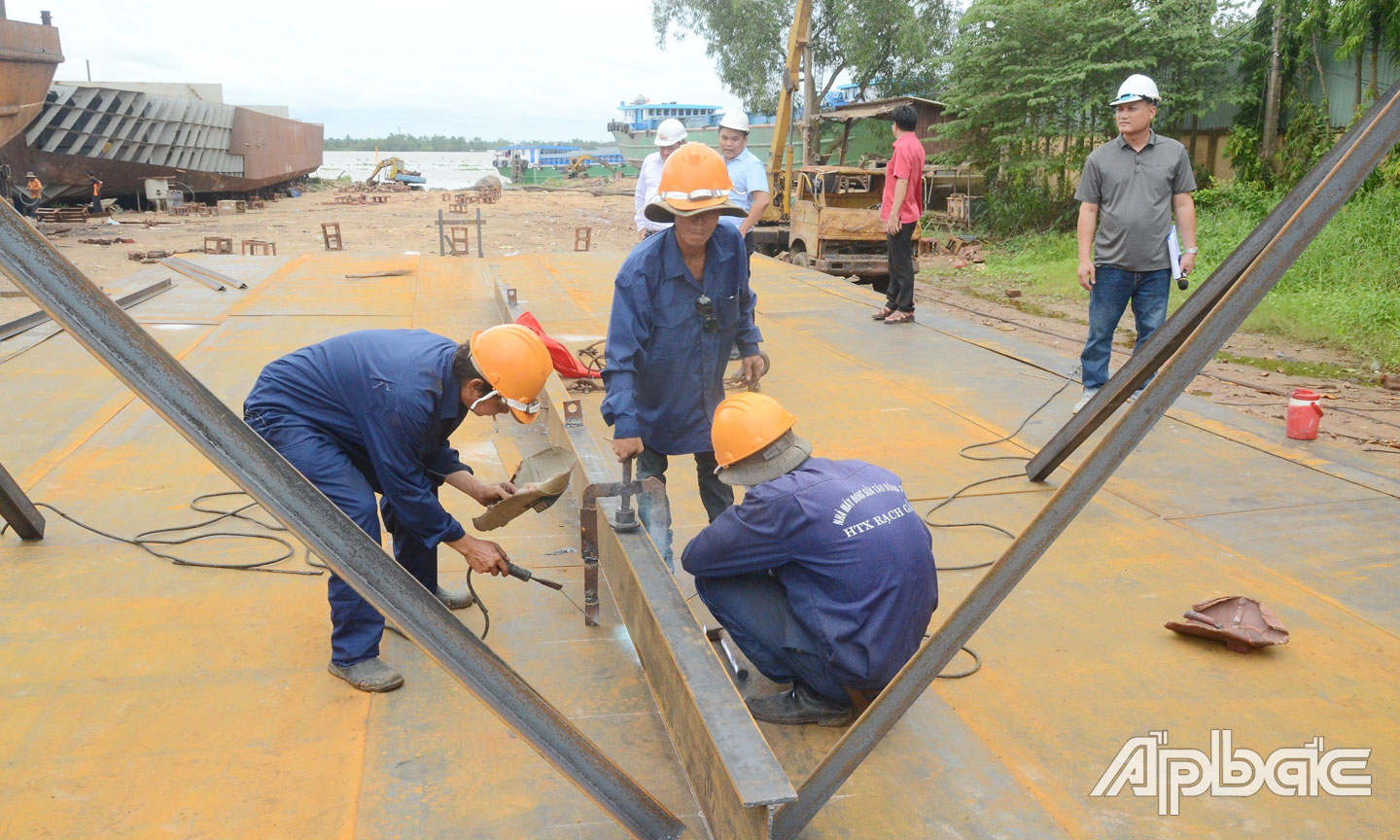  Công nhân thi công phà.                                                                                                                                                            Ảnh: MINH THÀNH