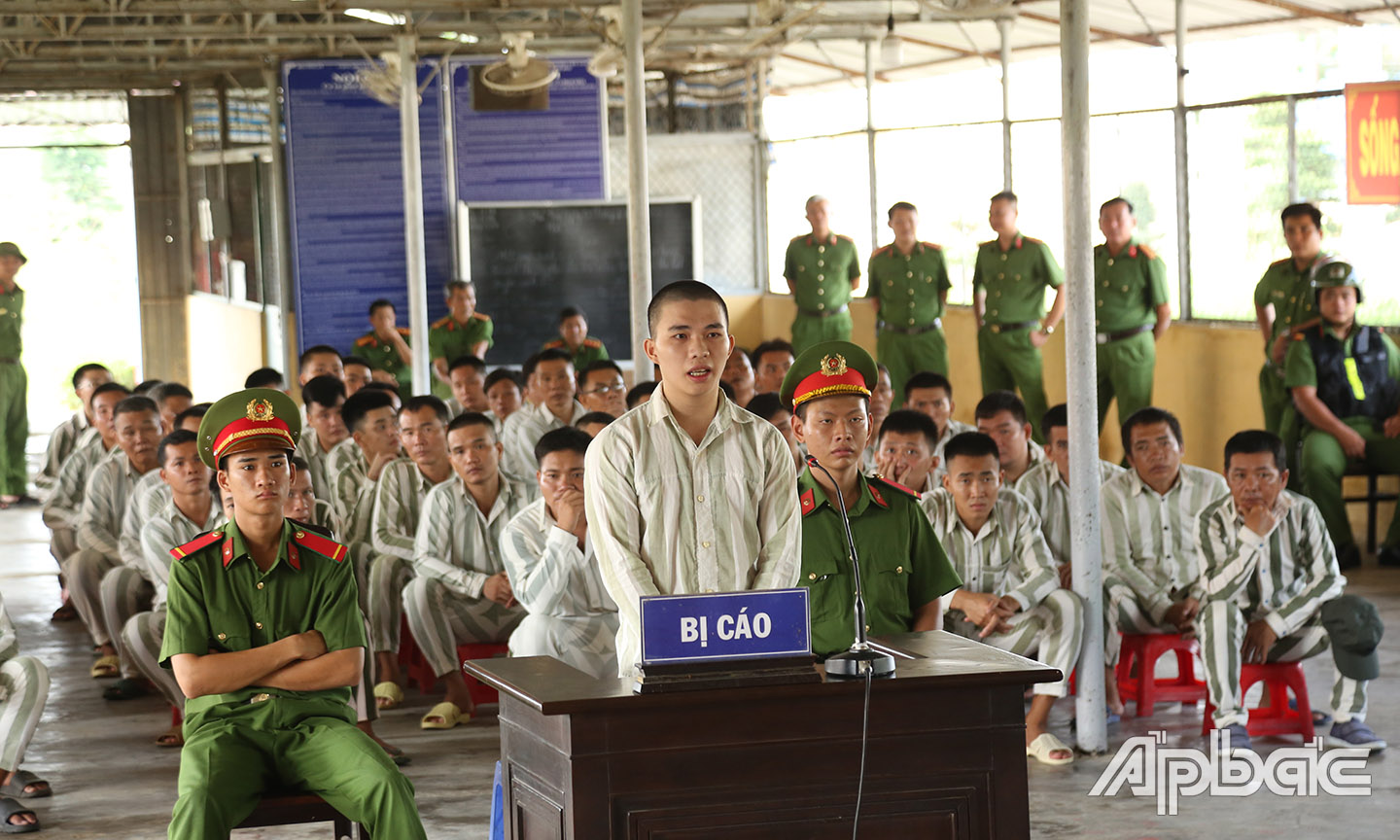 Phiên toà được đưa ra xét xử công khai tại trại giam nhằm răn đe các phạm nhân khác.