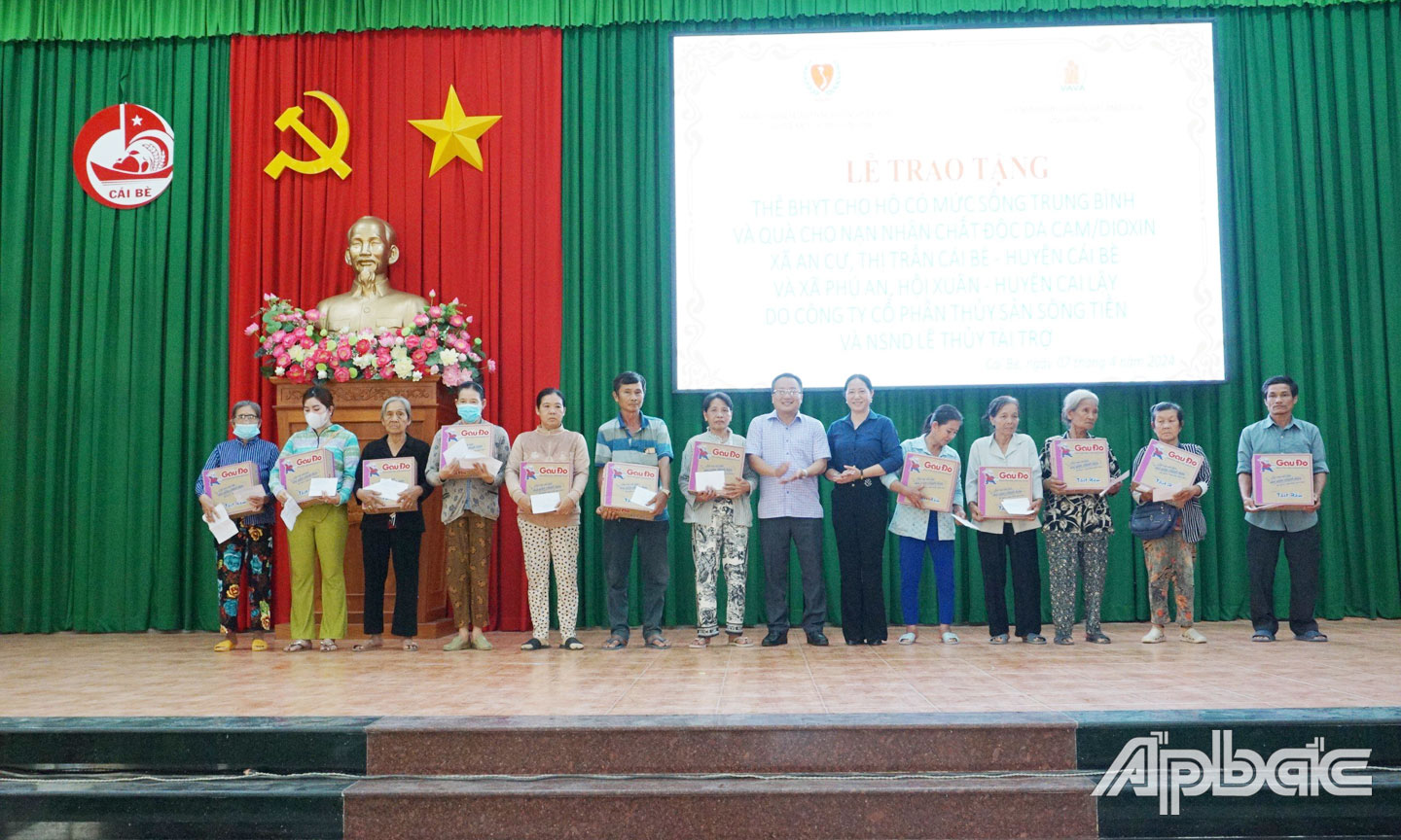 Trao quà cho các hộ dân có hoàn cảnh khó khăn trên địa bàn huyện Cái Bè năm 2024. 