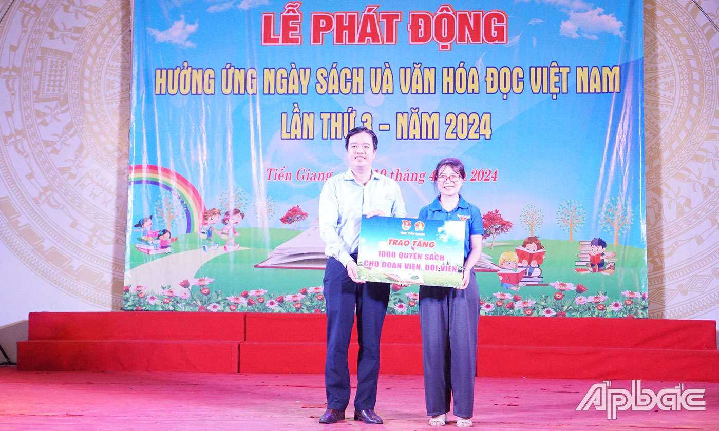 Tỉnh đoàn Tiền Giang đã trao Bảng tượng trưng tặng “1000 quyển sách cho Đoàn viên, Đội viên” cho đơn vị Thành Đoàn Mỹ Tho