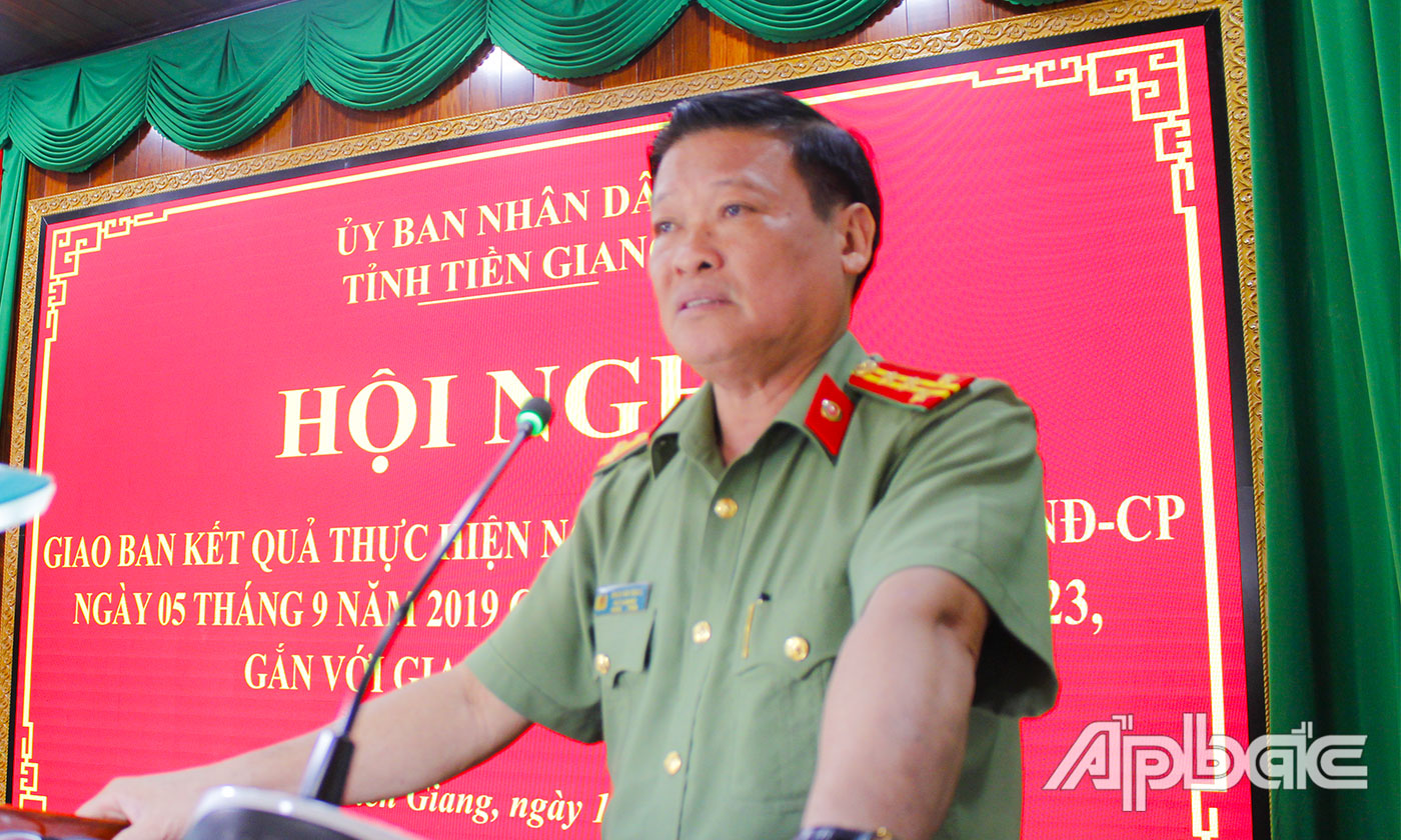 Đồng chí Đại tá Phan Văn Trảng, Phó Giám đốc Công an tỉnh phát biểu tại hội nghị. 
