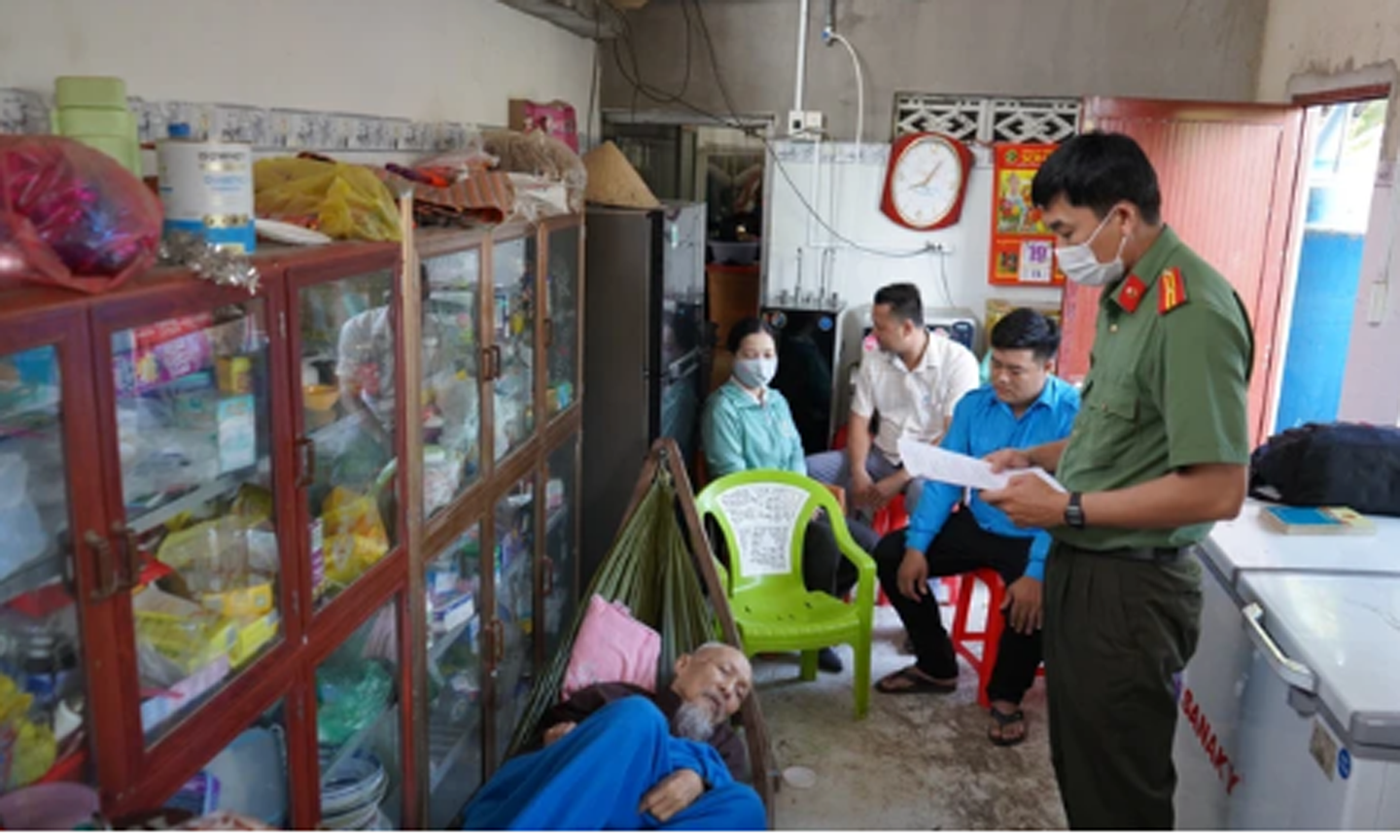 Cơ quan An ninh điều tra Công an tỉnh Long An đọc quyết định khởi tố vụ án hình sự và khởi tố bị can đối với Lê Tùng Vân.